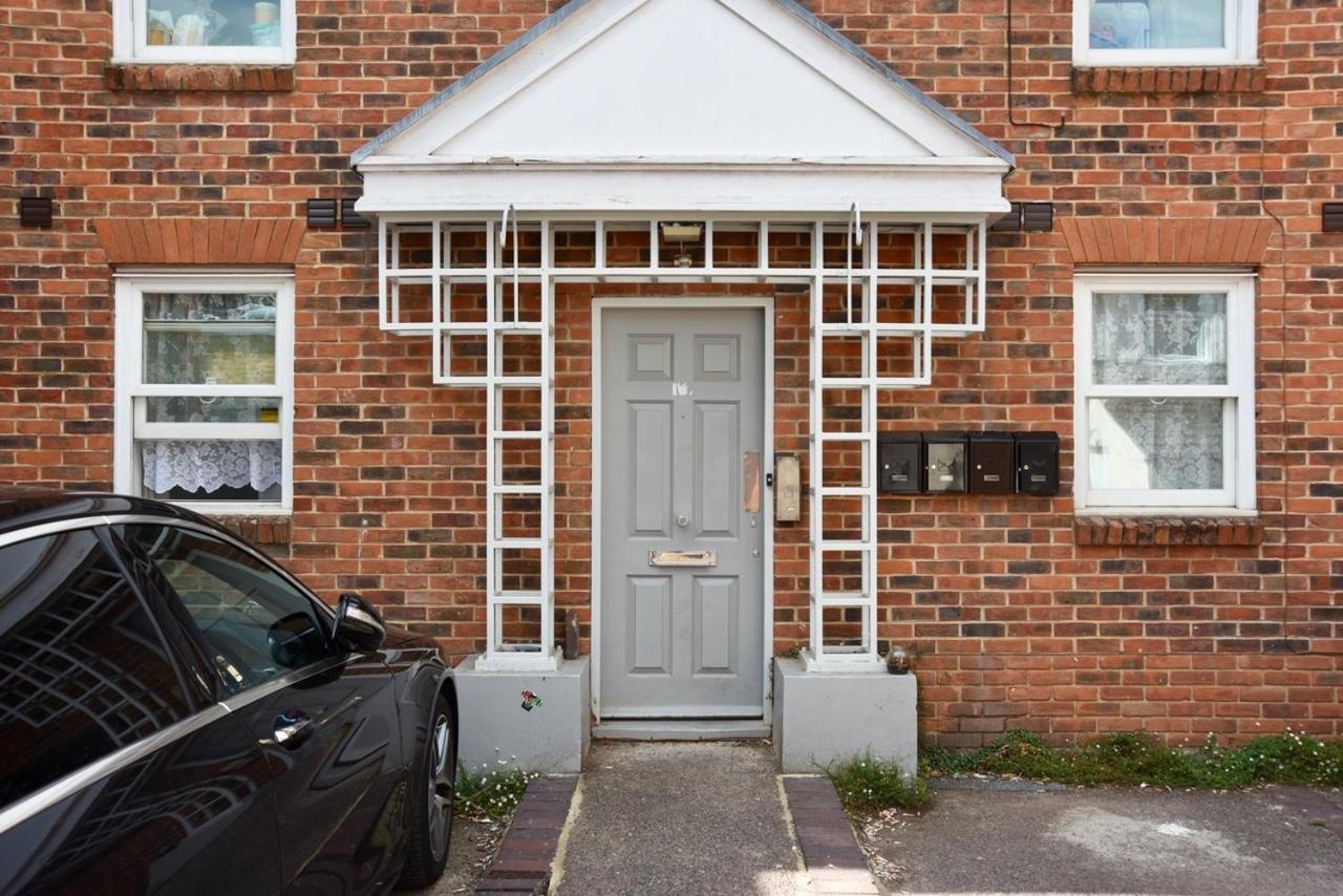 Lancing Apartments - Spacious 2 Bed - Sleeps 6 - Burnham Village