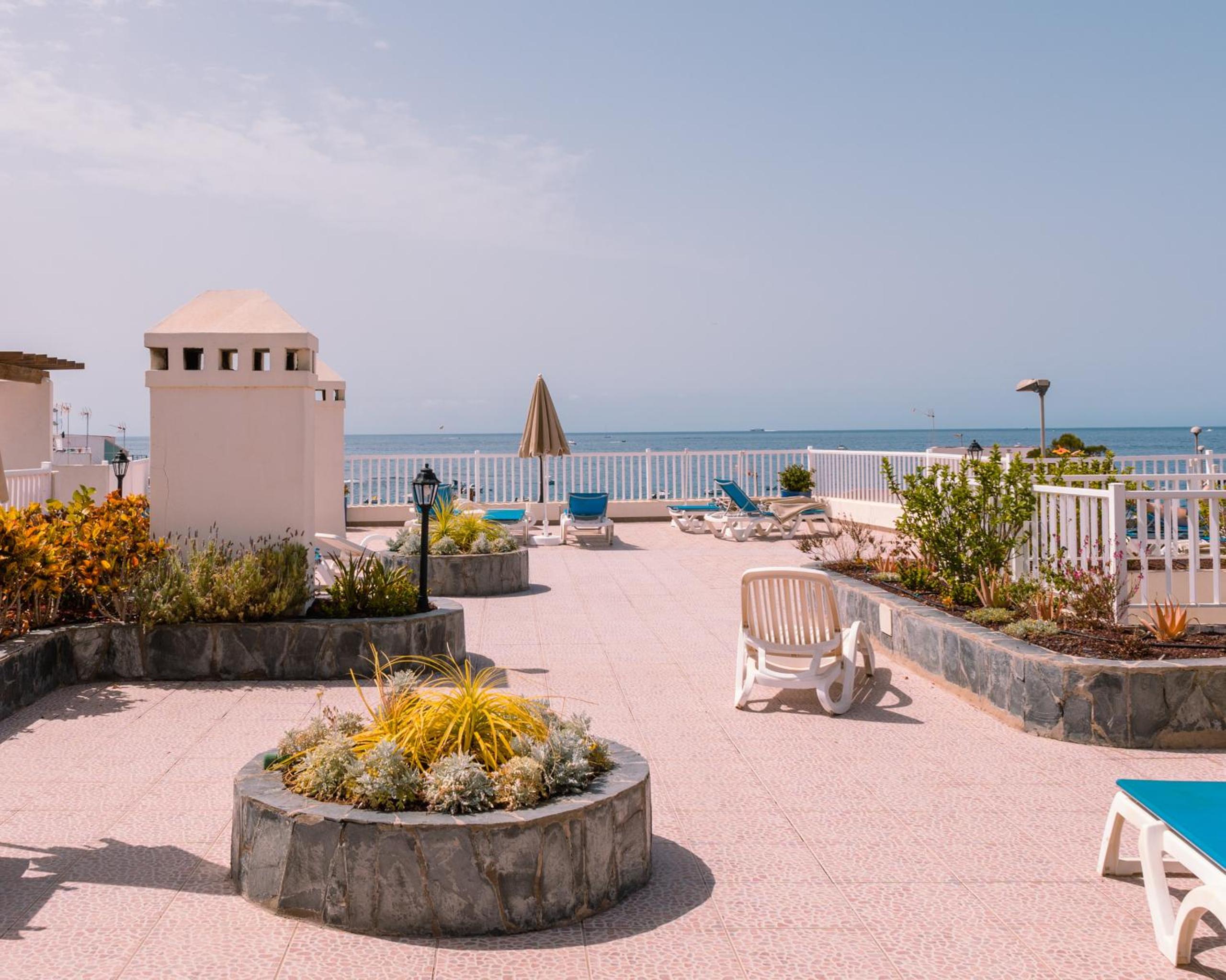 HomeForGuest Apartamento con piscina a 50M del mar en La Caleta view 2