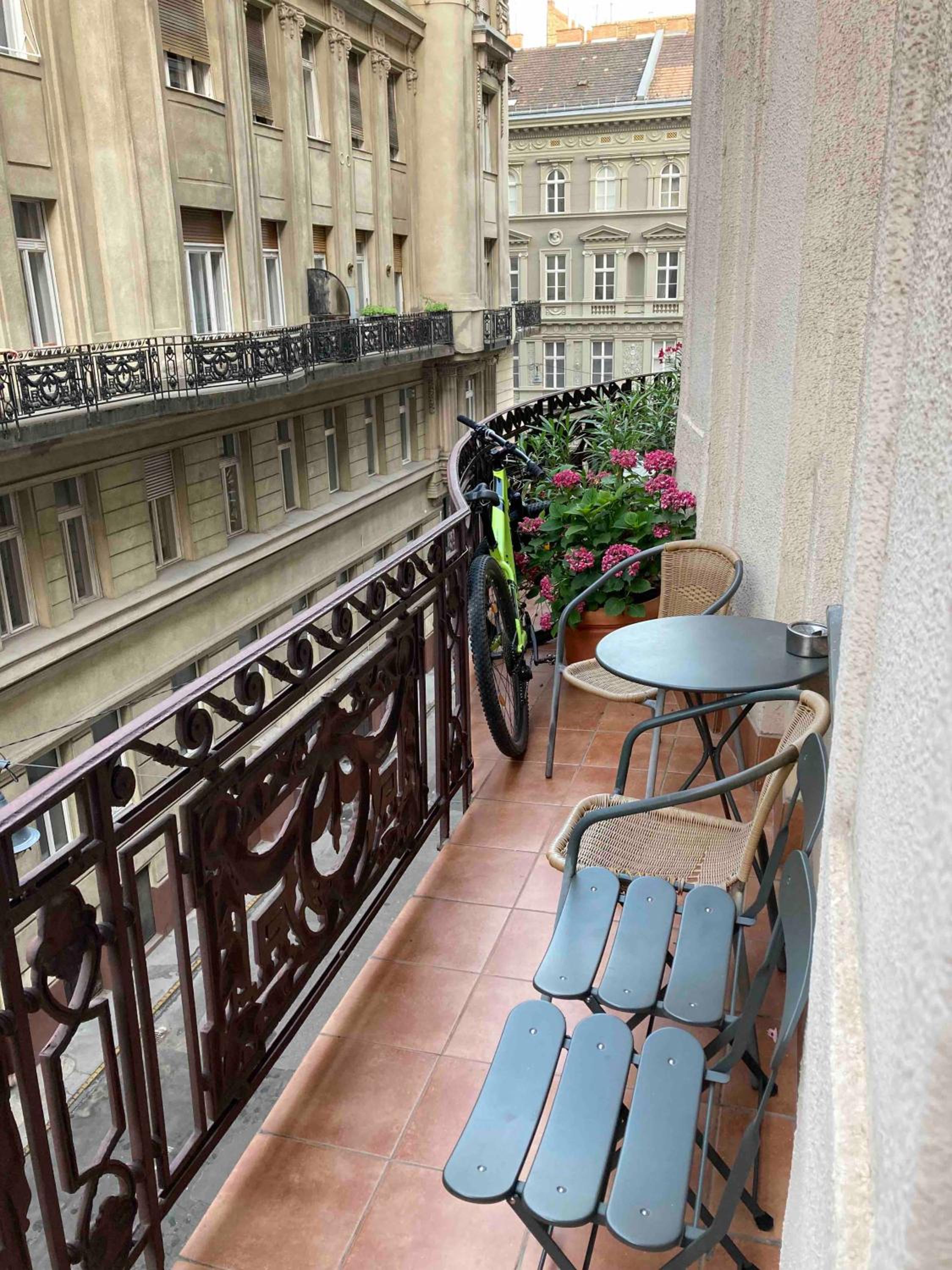 Anabelle Bed and Budapest