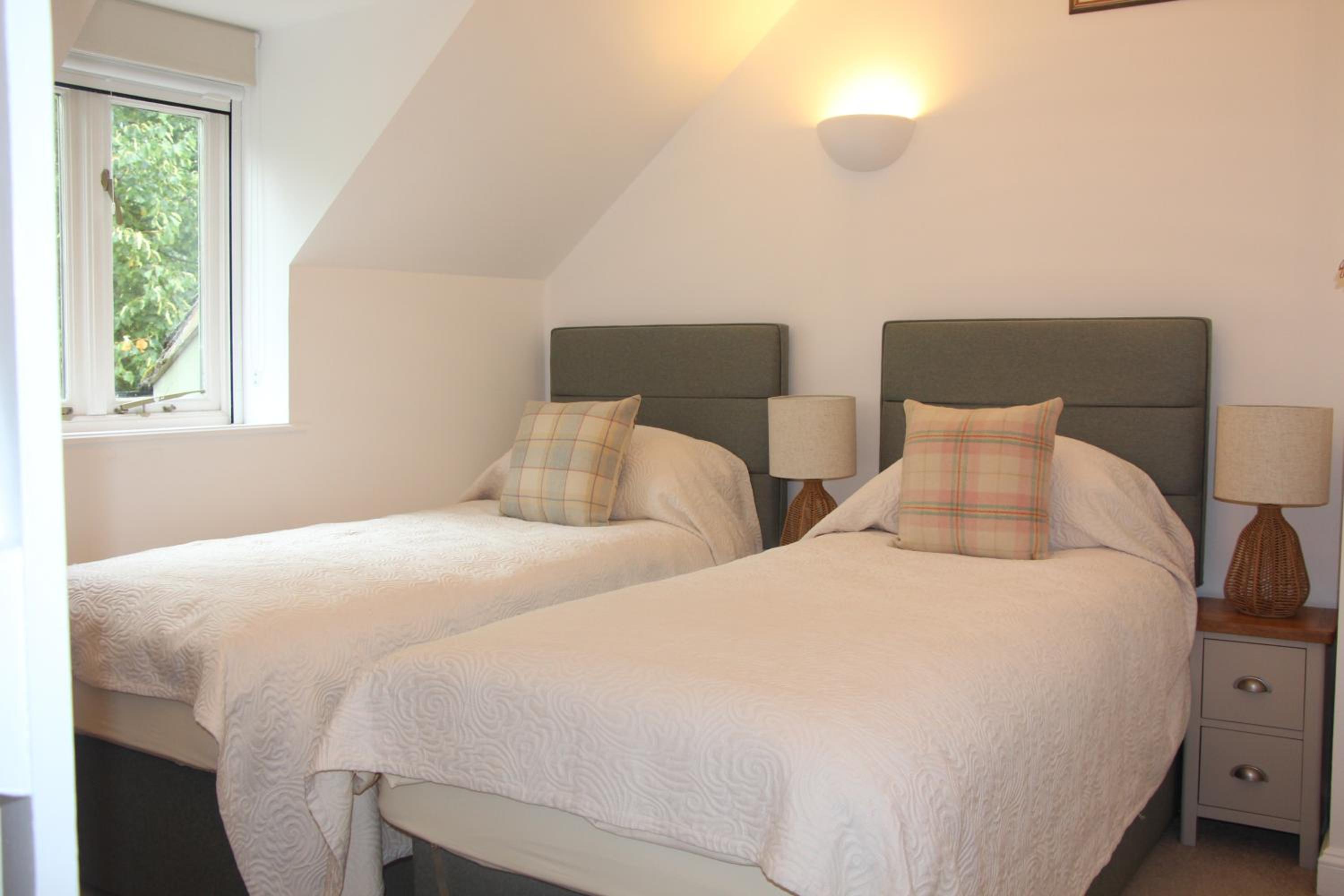 Coot Cottage - holiday house with fantastic lake views