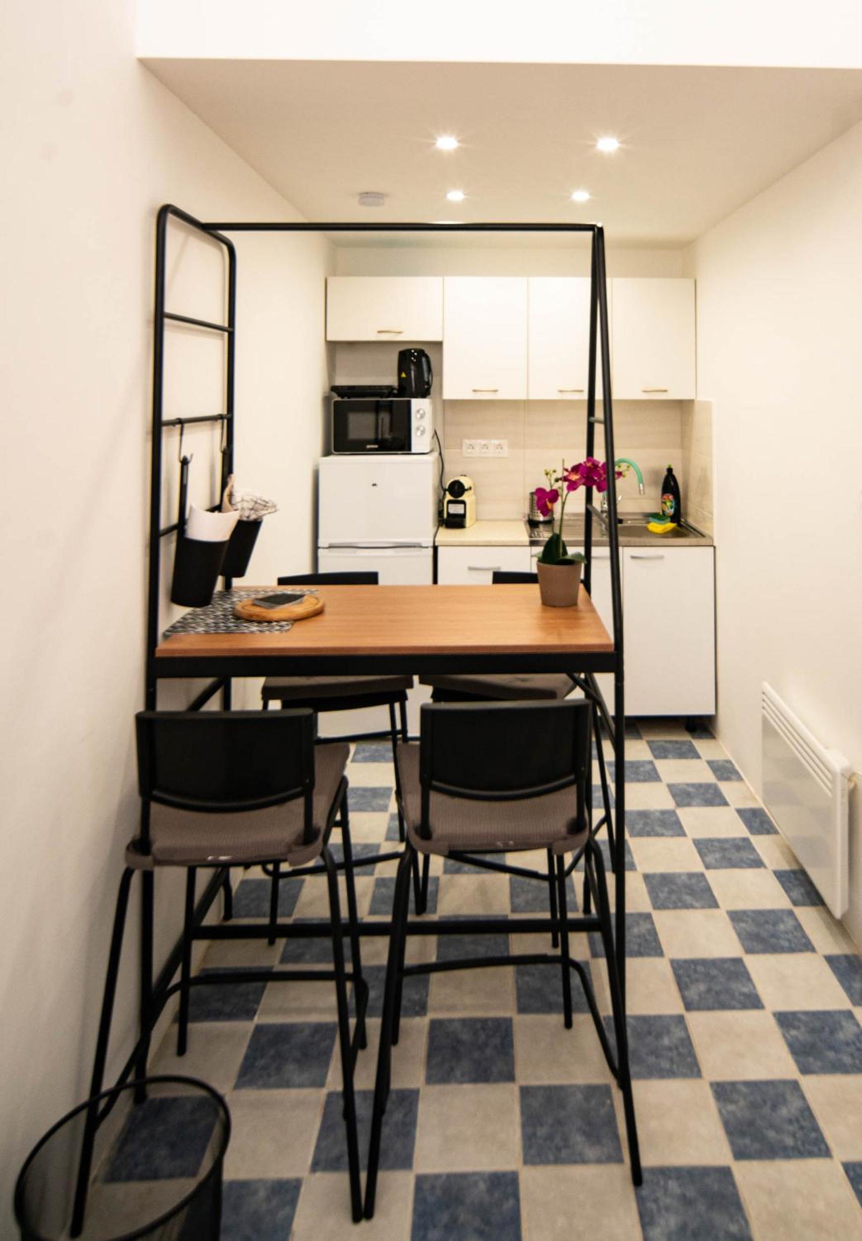 Free parking! Linden apartment, AC, Smart TV, WIFI view 2