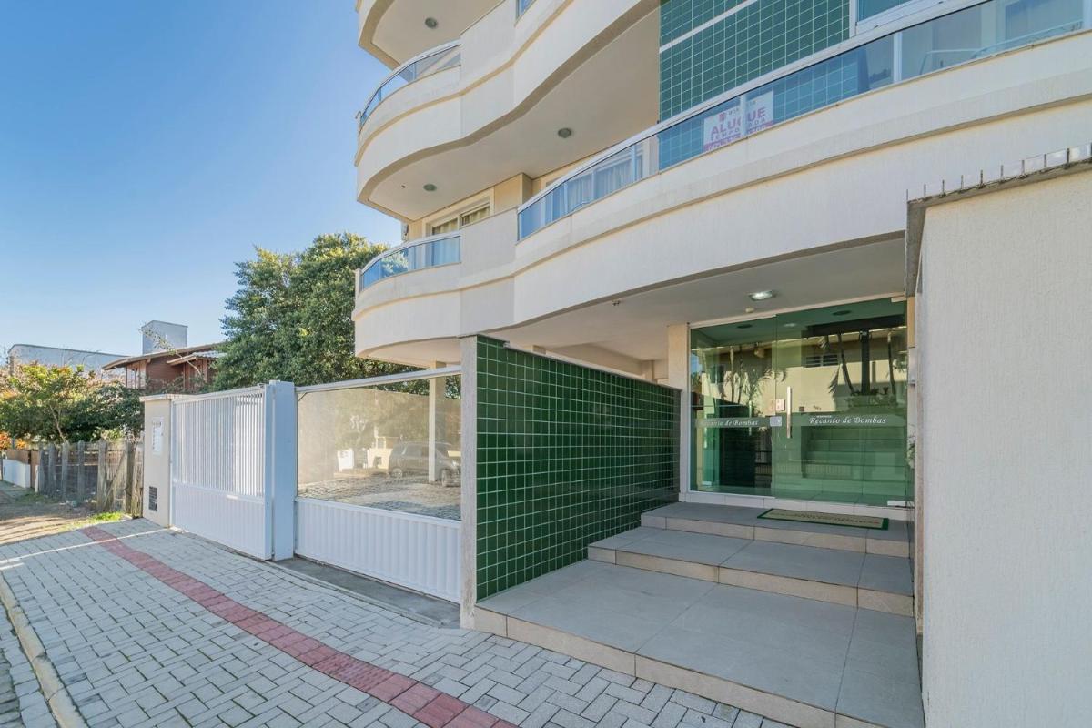 Aluguel Apartamento 2 quartos 50m do Mar Bombas SC view 3