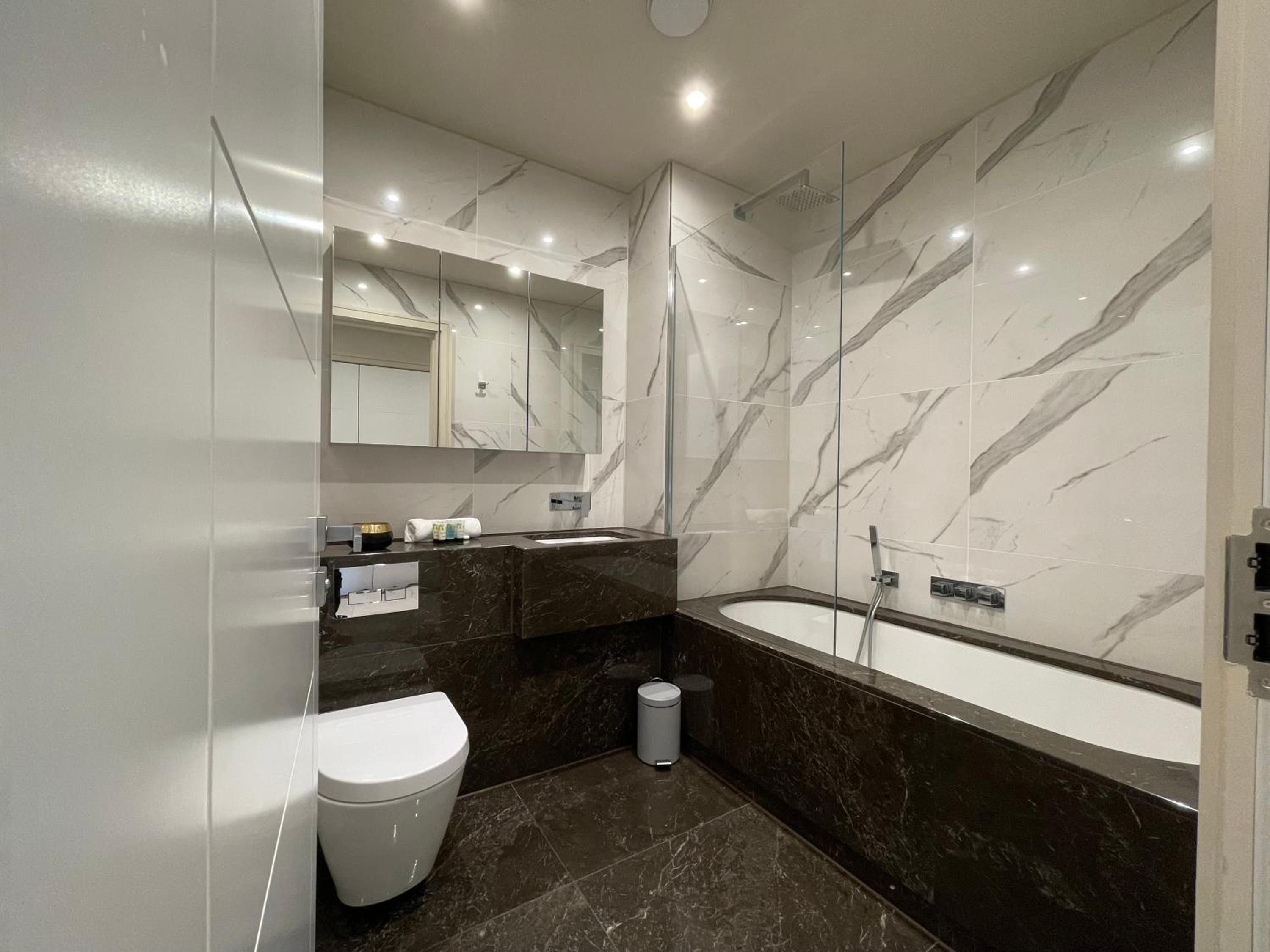 luxurious, 2 bed, 2 bath penthouse apartment in highly desirable Chigwell CHCL F8 view 3