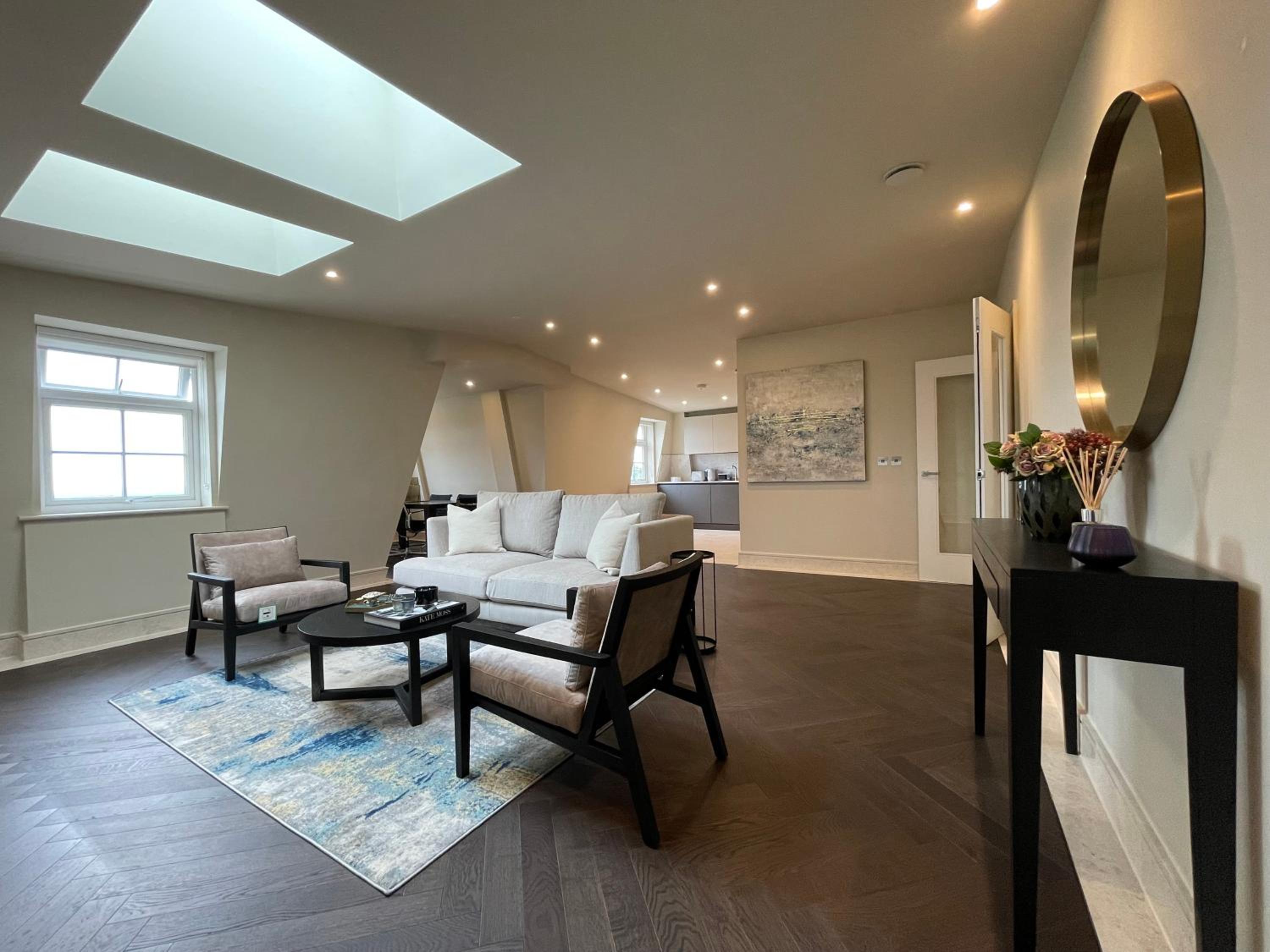luxurious, 2 bed, 2 bath penthouse apartment in highly desirable Chigwell CHCL F8 view 4