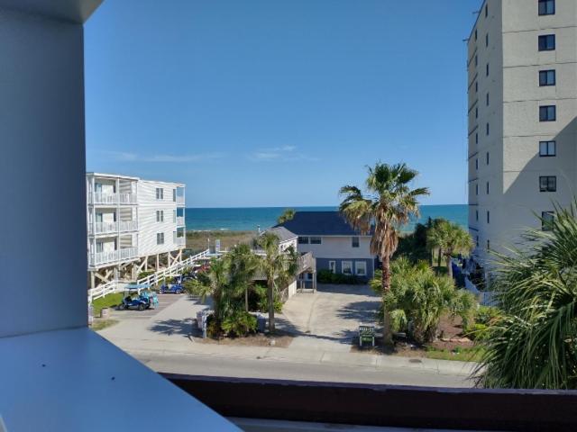 Lovely 2-bedroom condo with pool view 5