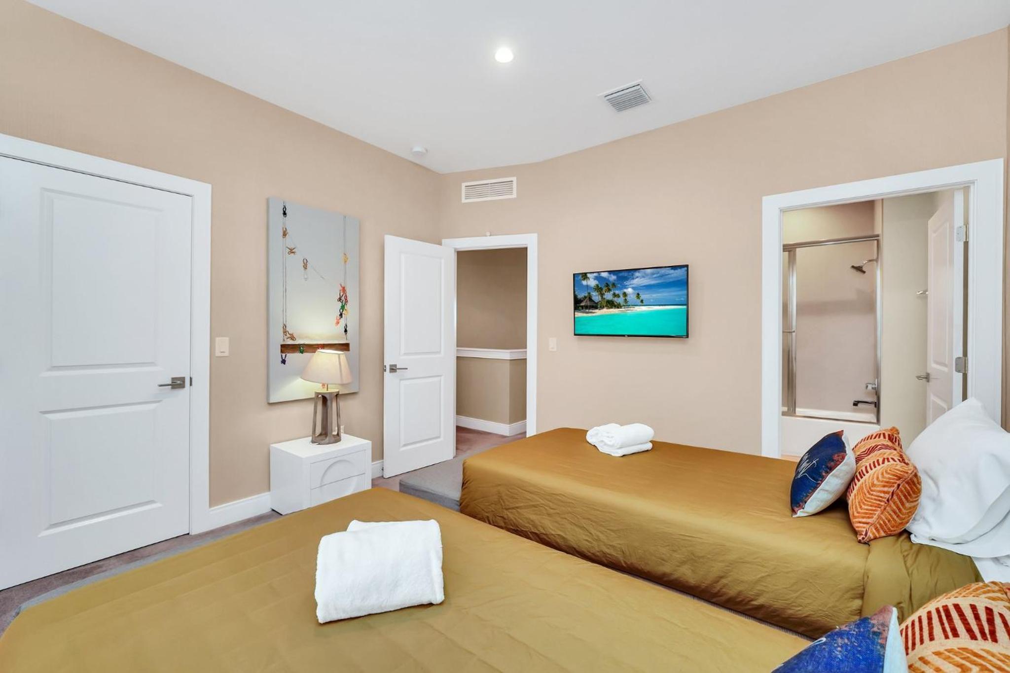 Luxury Villa Less Than A Mile From Disneyworld -Bonus Elevator-