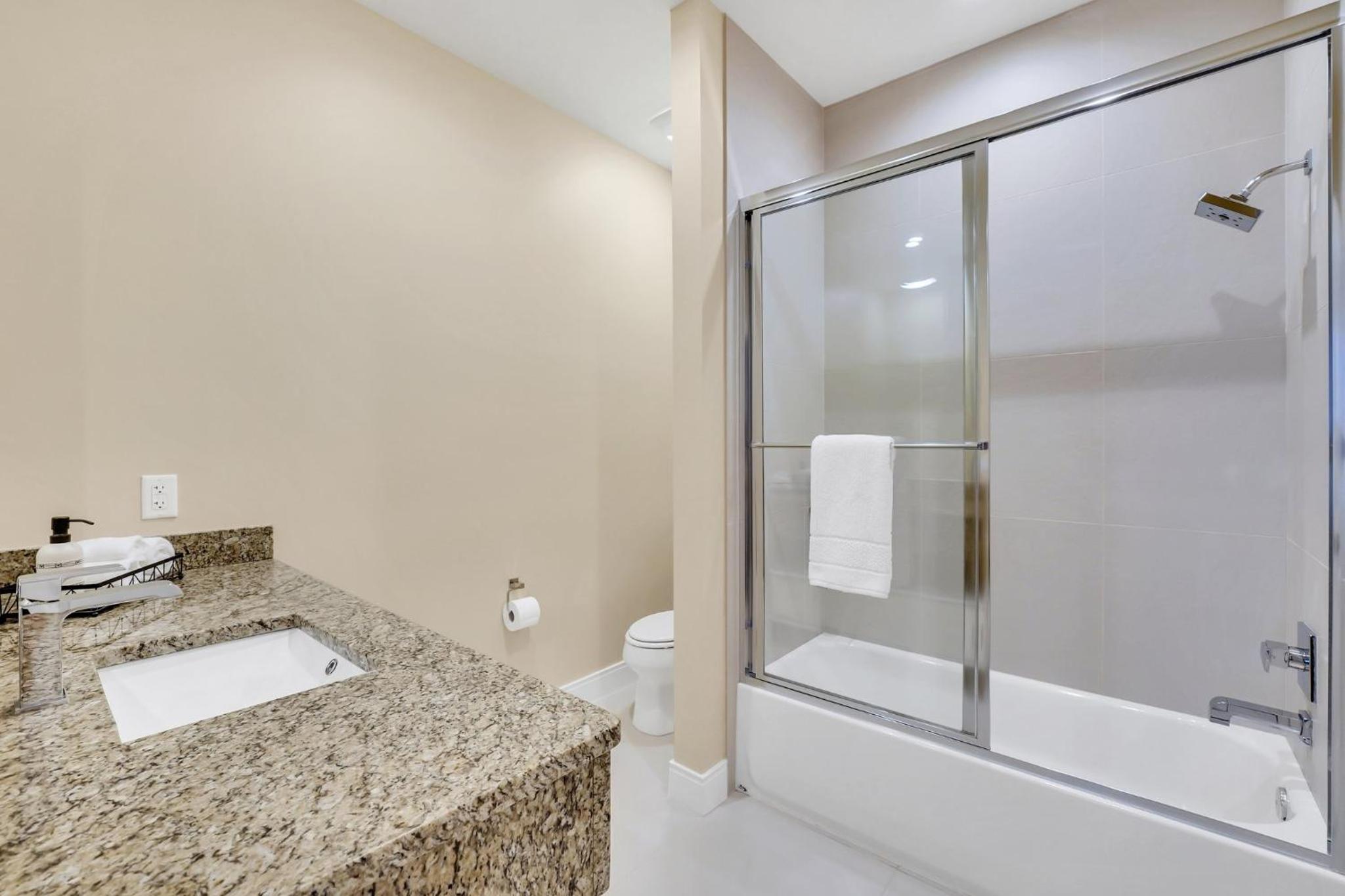 Luxury Villa Less Than A Mile From Disneyworld -Bonus Elevator-