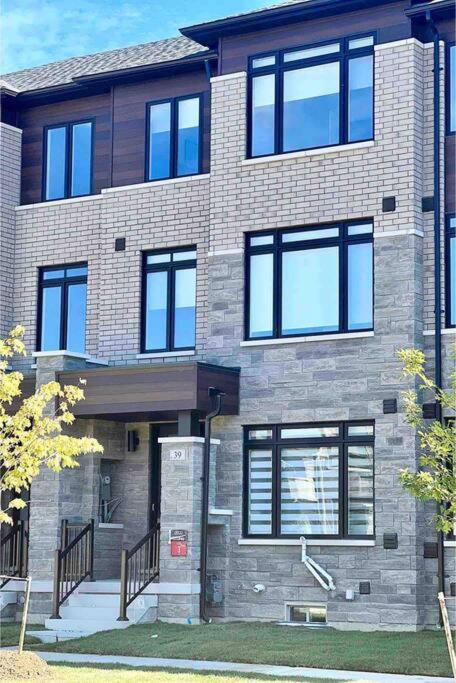 NEWLY BUILT LUXURIOUS 3BRM TOWN HS/AIRPORT/PARKING