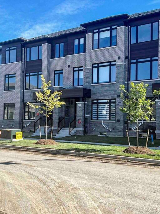 NEWLY BUILT LUXURIOUS 3BRM TOWN HS/AIRPORT/PARKING