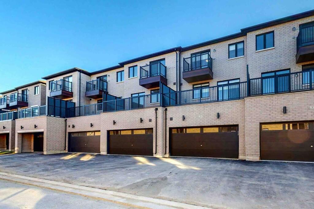 NEWLY BUILT LUXURIOUS 3BRM TOWN HS/AIRPORT/PARKING