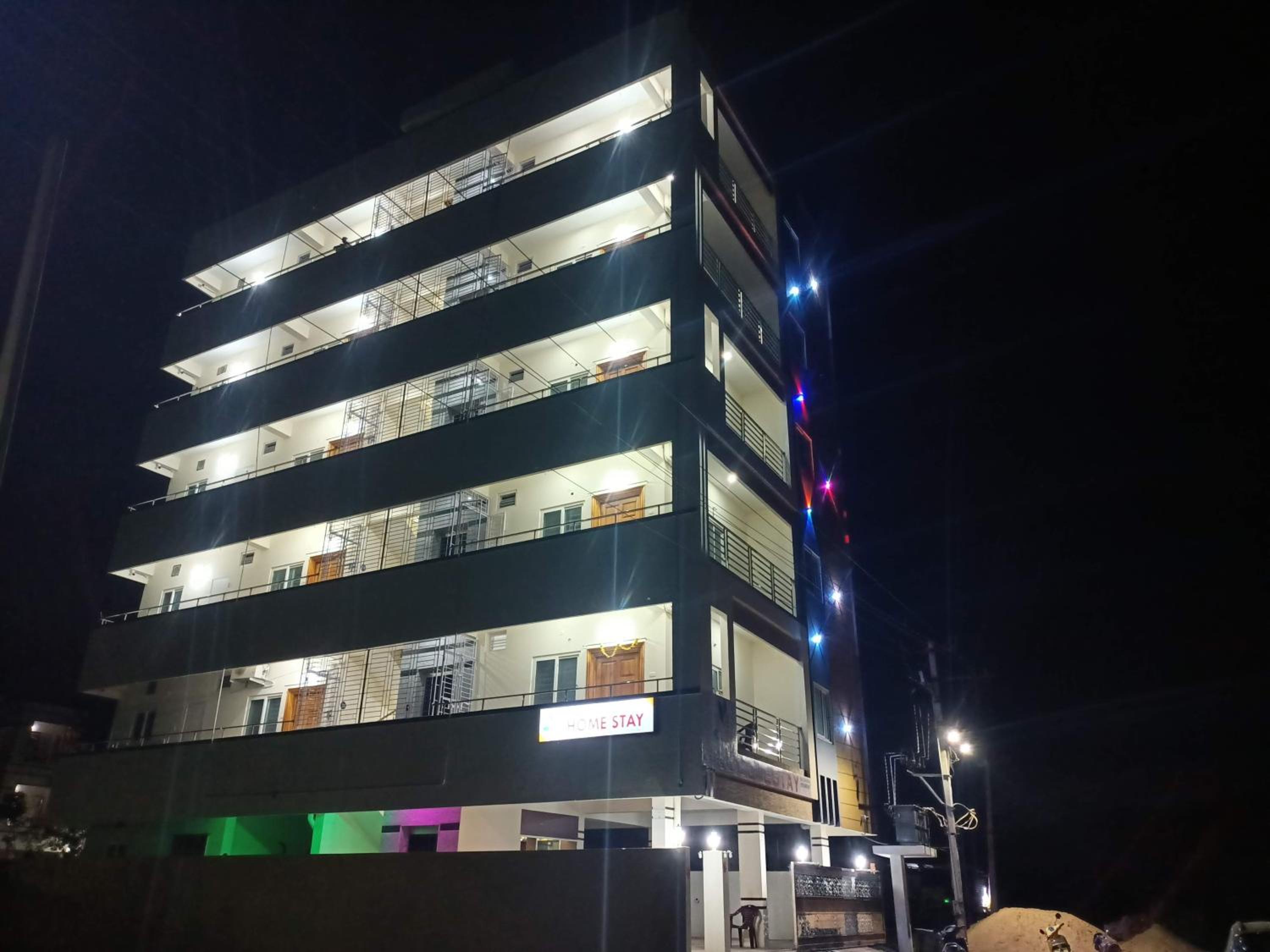 Four Seasons Homestay - Best Homestay in Tirupati- Luxurious Two Bedrooms Luxury AC apartments - Fast WiFi, Kitchen, Android TV - Easy access to Airport, R view 4