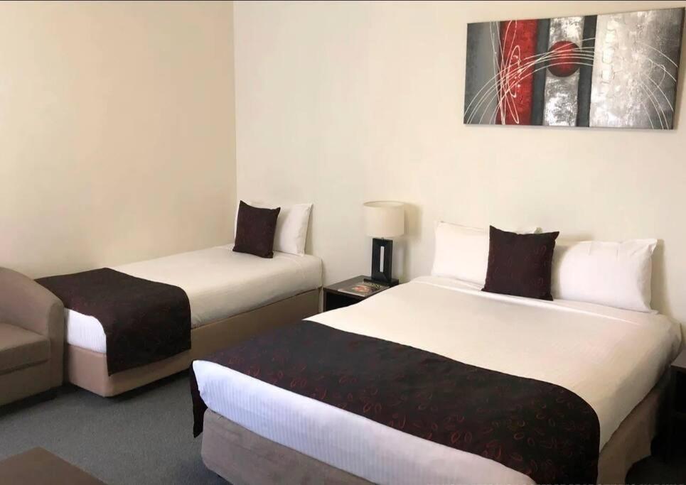 studio 105 Gouger city apartment with parking