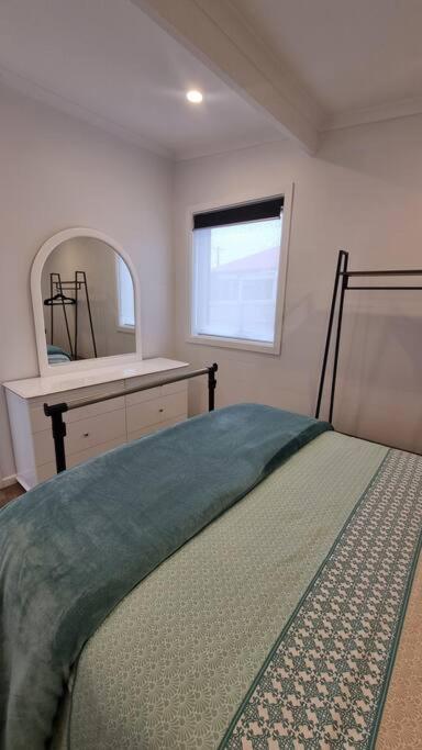 Modern 1 bedroom studio free parking close to CBD