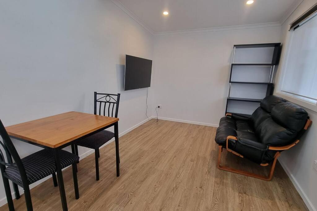 Modern 1 bedroom studio free parking close to CBD