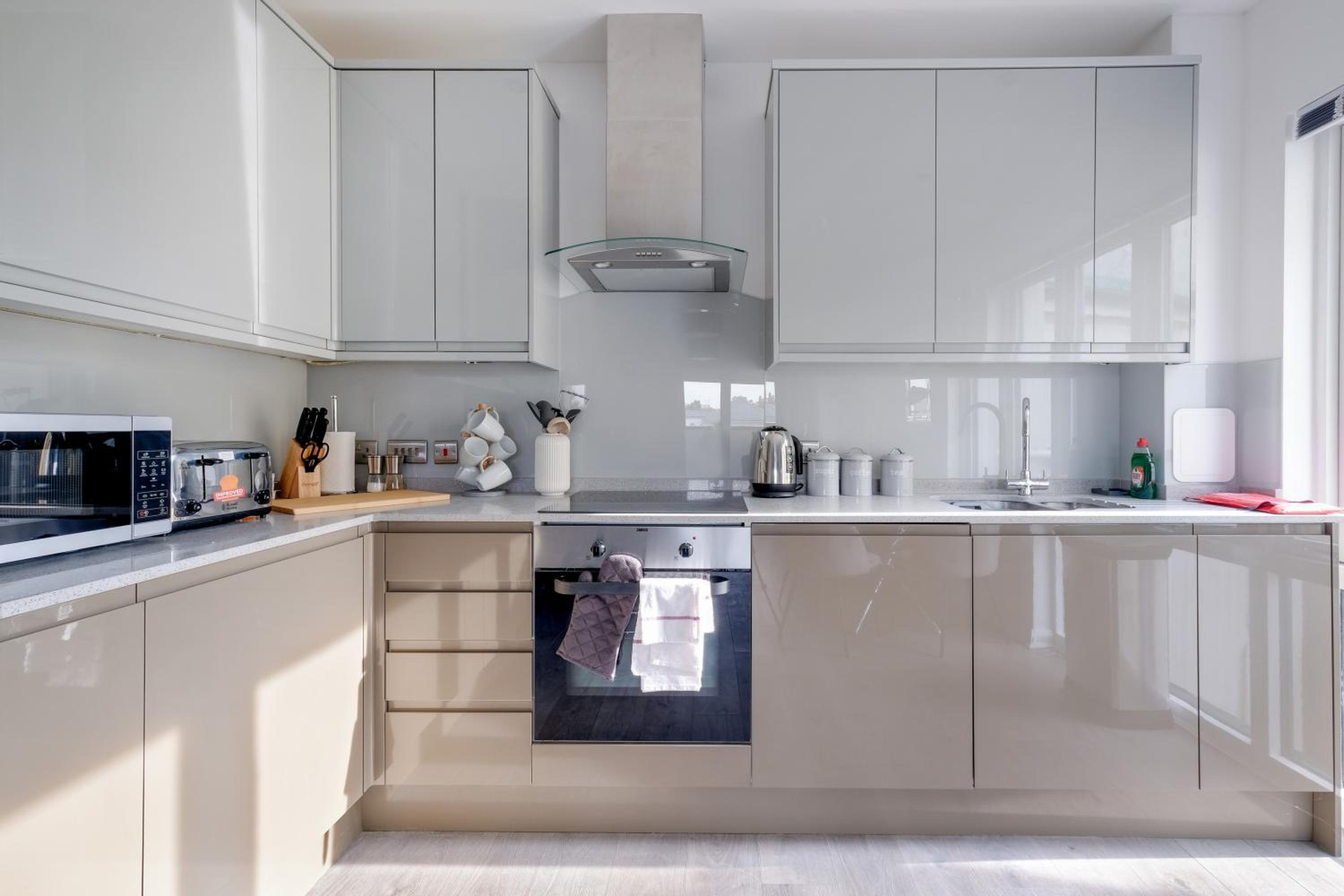 Town Center 2 bed Serviced Apartment 08 with parking, Surbiton By 360Stays view 2