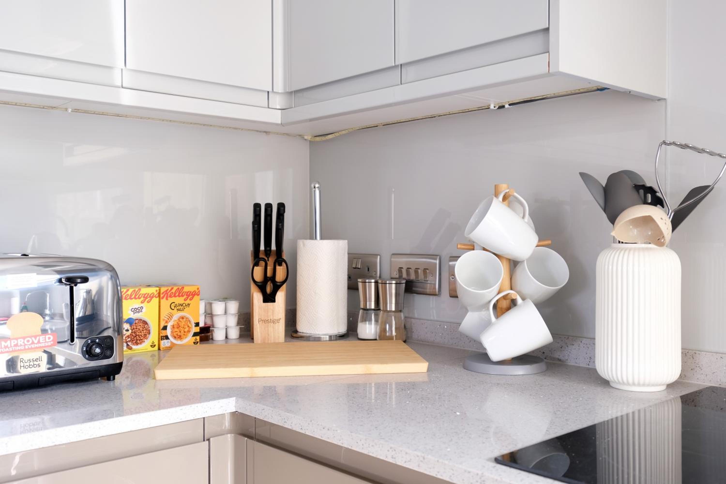 Town Center 2 bed Serviced Apartment 08 with parking, Surbiton By 360Stays view 5