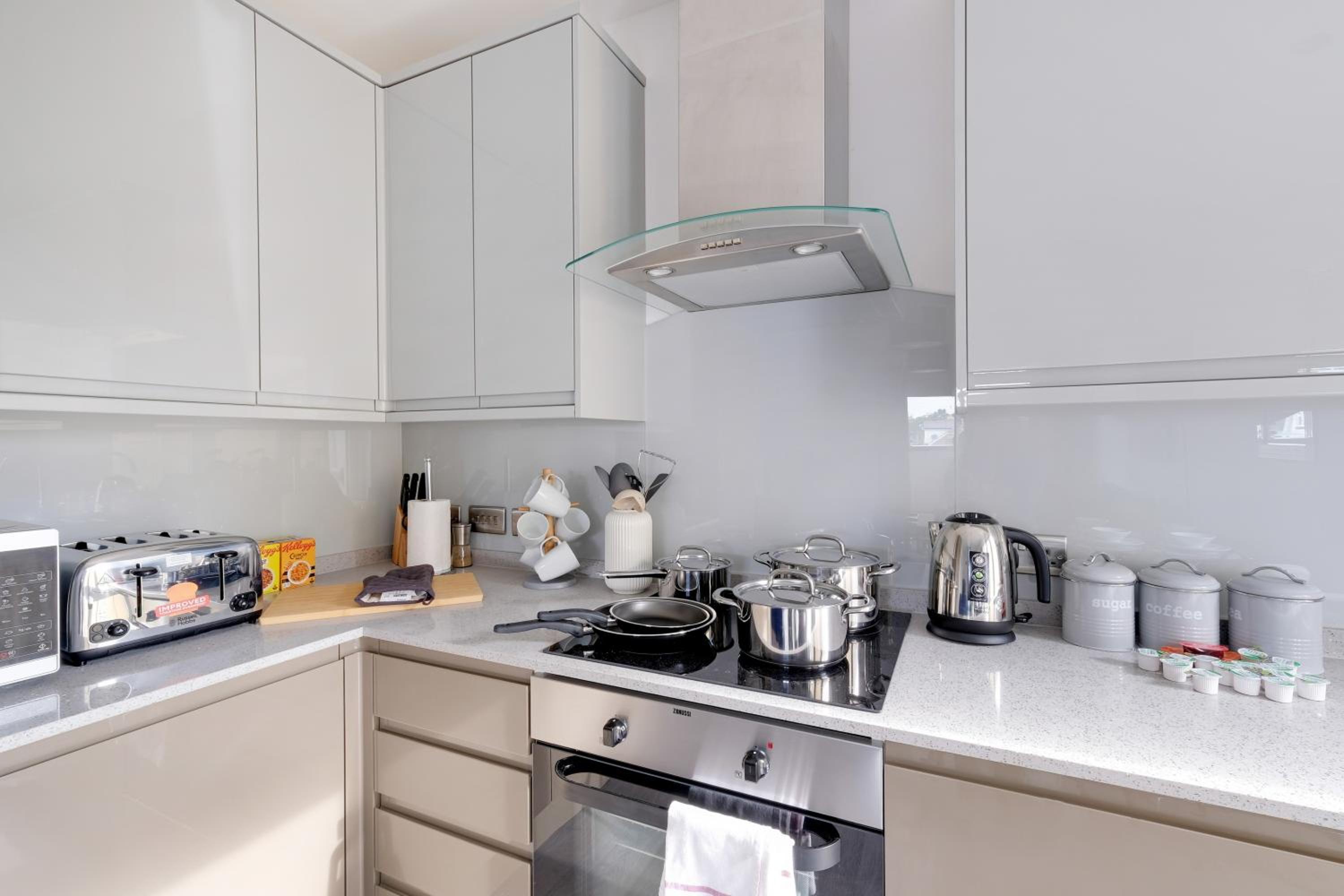 Town Center 2 bed Serviced Apartment 08 with parking, Surbiton By 360Stays view 4
