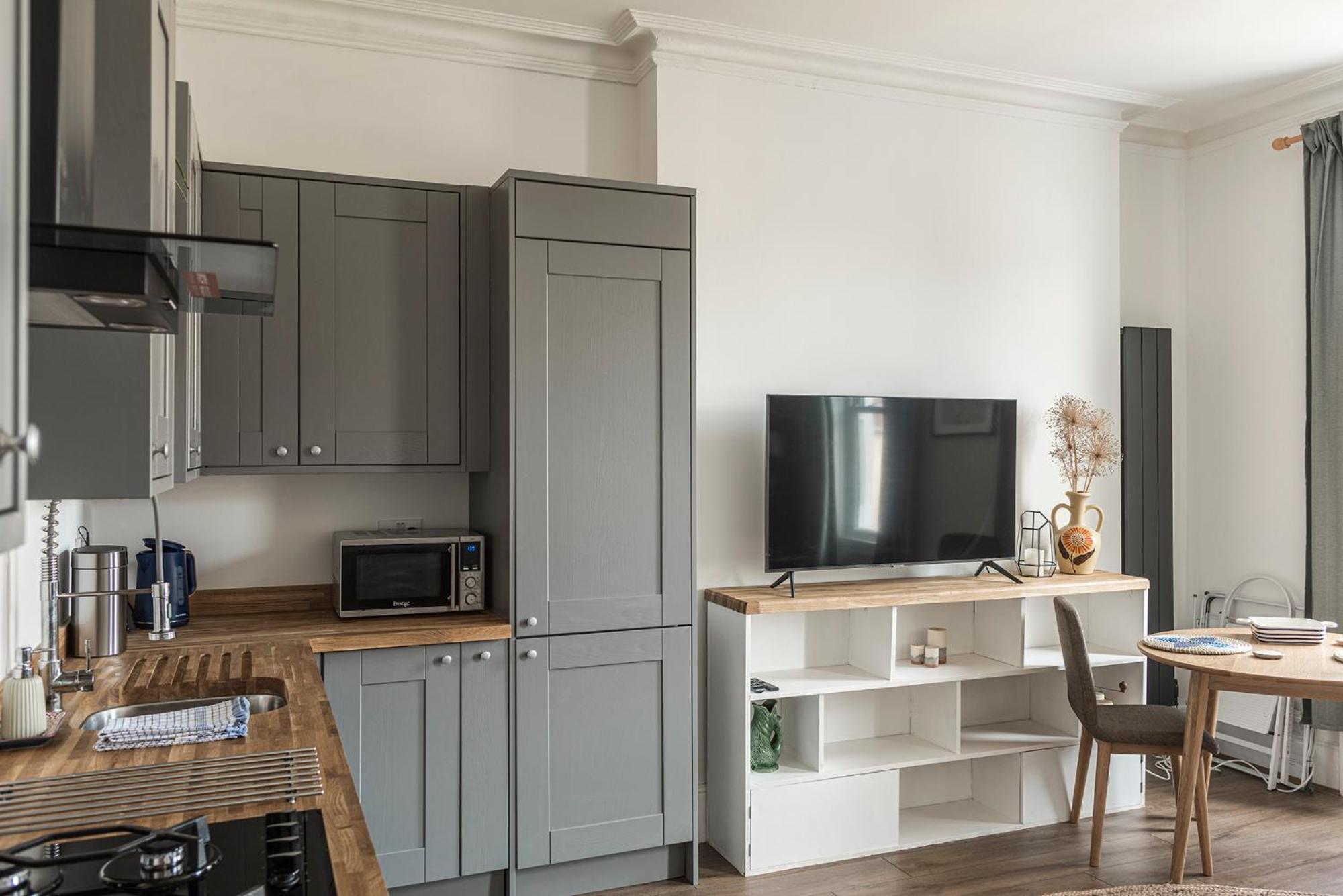Rock Pool Reach - Central Broadstairs with parking space, close to beach and town view 2