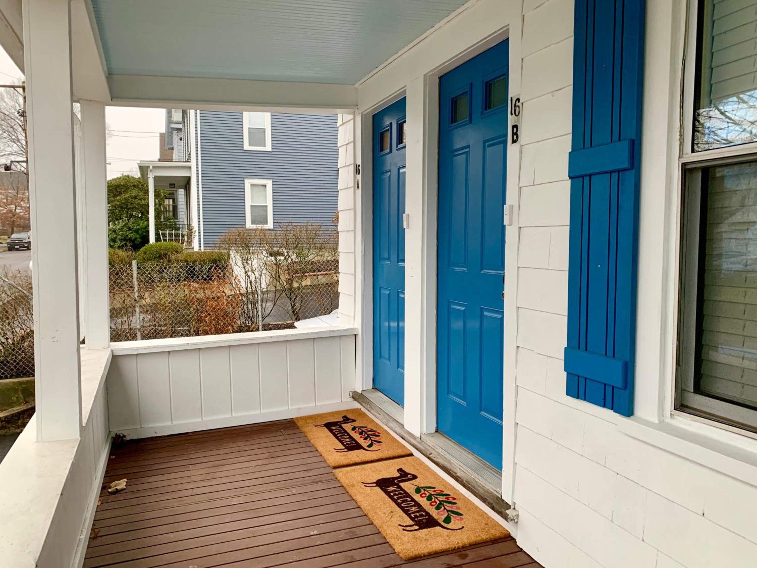 Bright 2 Br, Pets Welcome, Steps to Lake, Restaurants and Train view 3