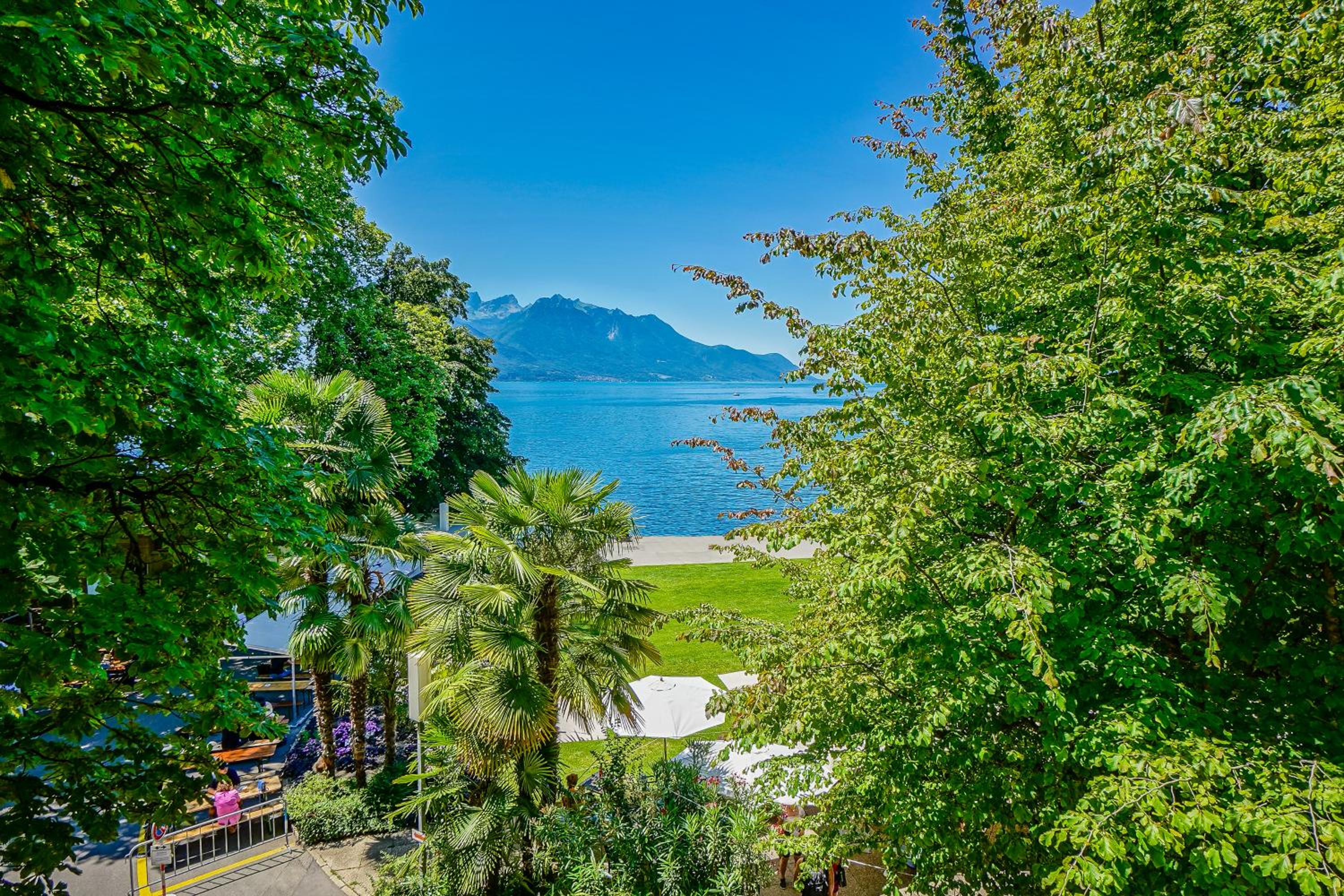 Soft Glam 1-bedroom appt - Lake & Mountain View view 5