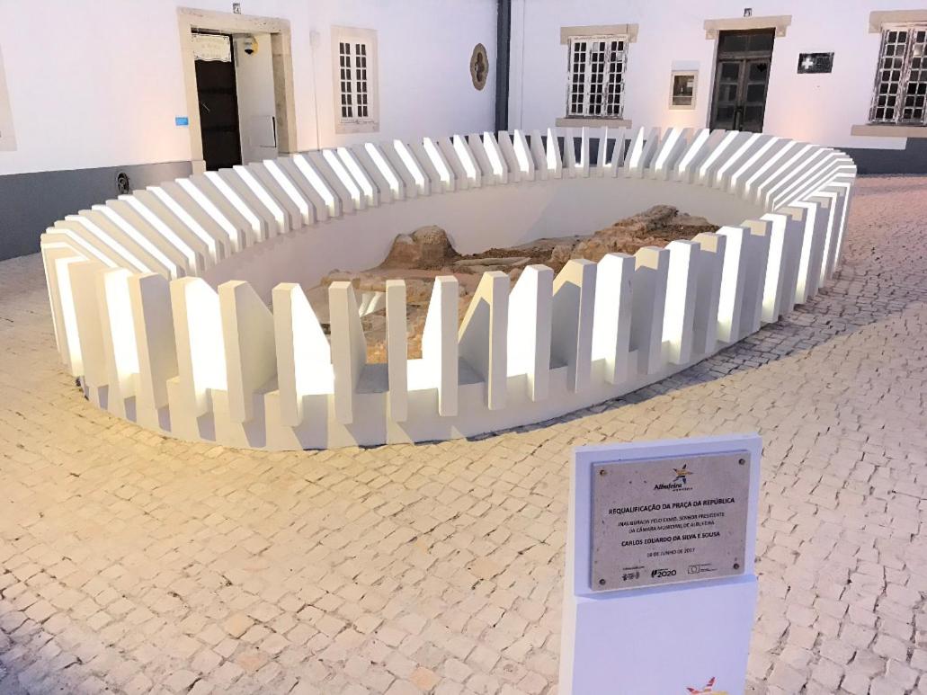 Rare 2 Suite Apt in the Historic Center - 110m to Beach view 2