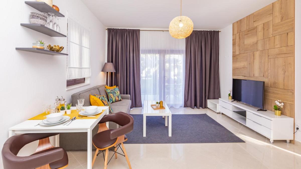 Palm Apartments with Swimming pool view 4