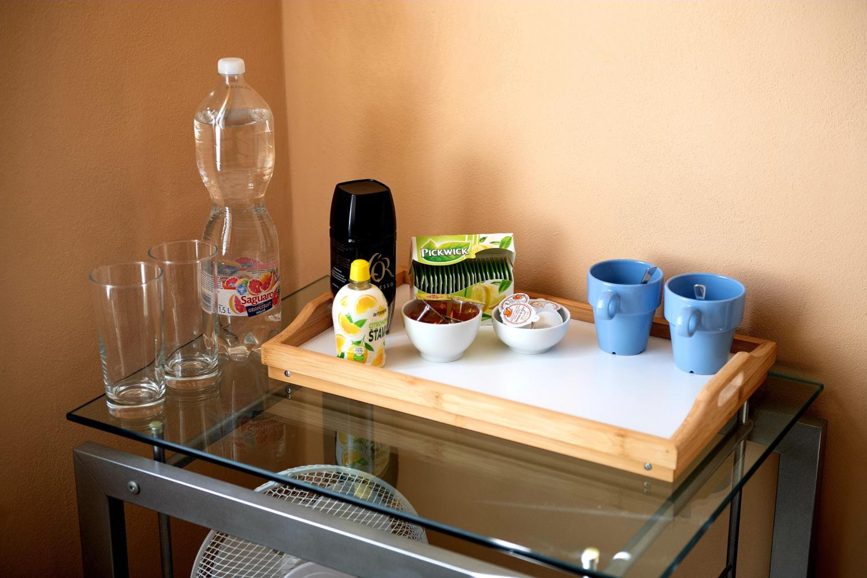 Cozy room at metro station, private bathroom, 9minutes oldtown, 15minutes airport, WiFi