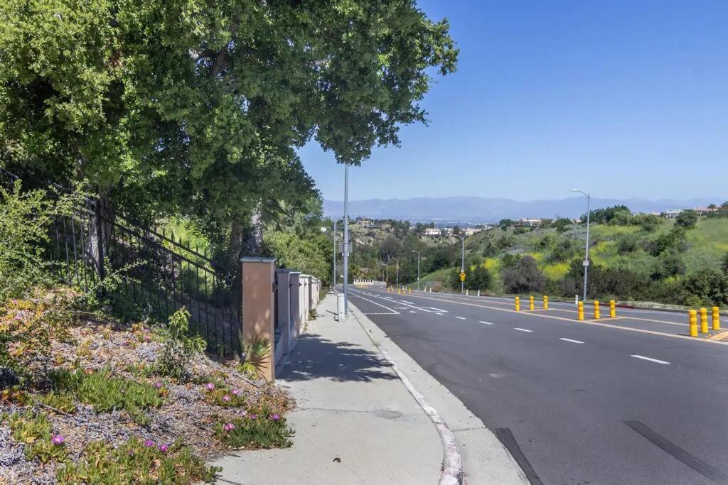 Gorgeous villa w/pool, spa, b-ball court & view!