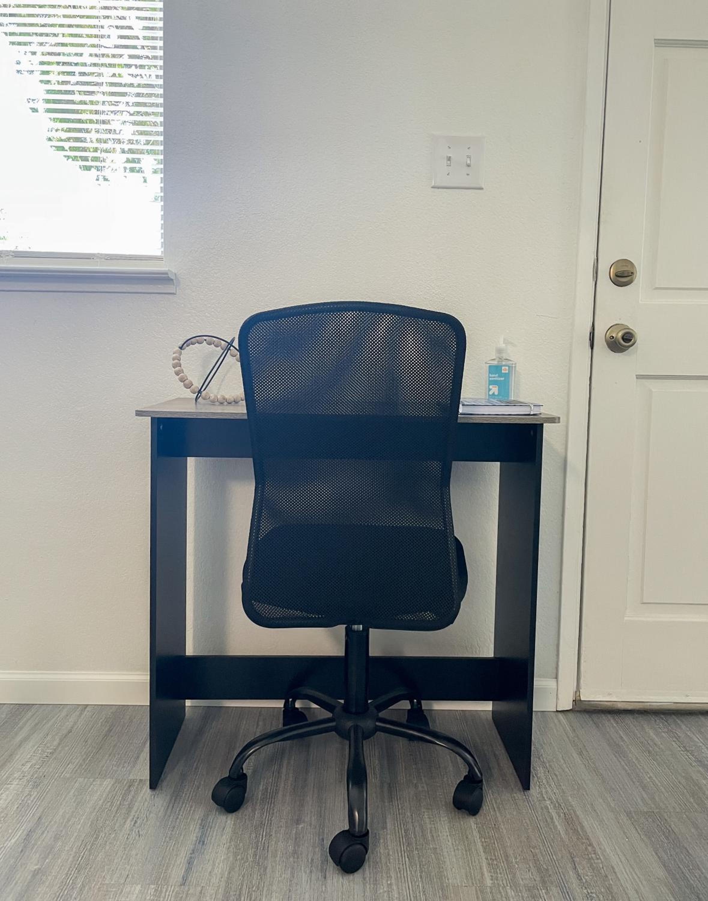Trendy Ivy 2-bedroom Apartment Near Dt Coalinga view 3