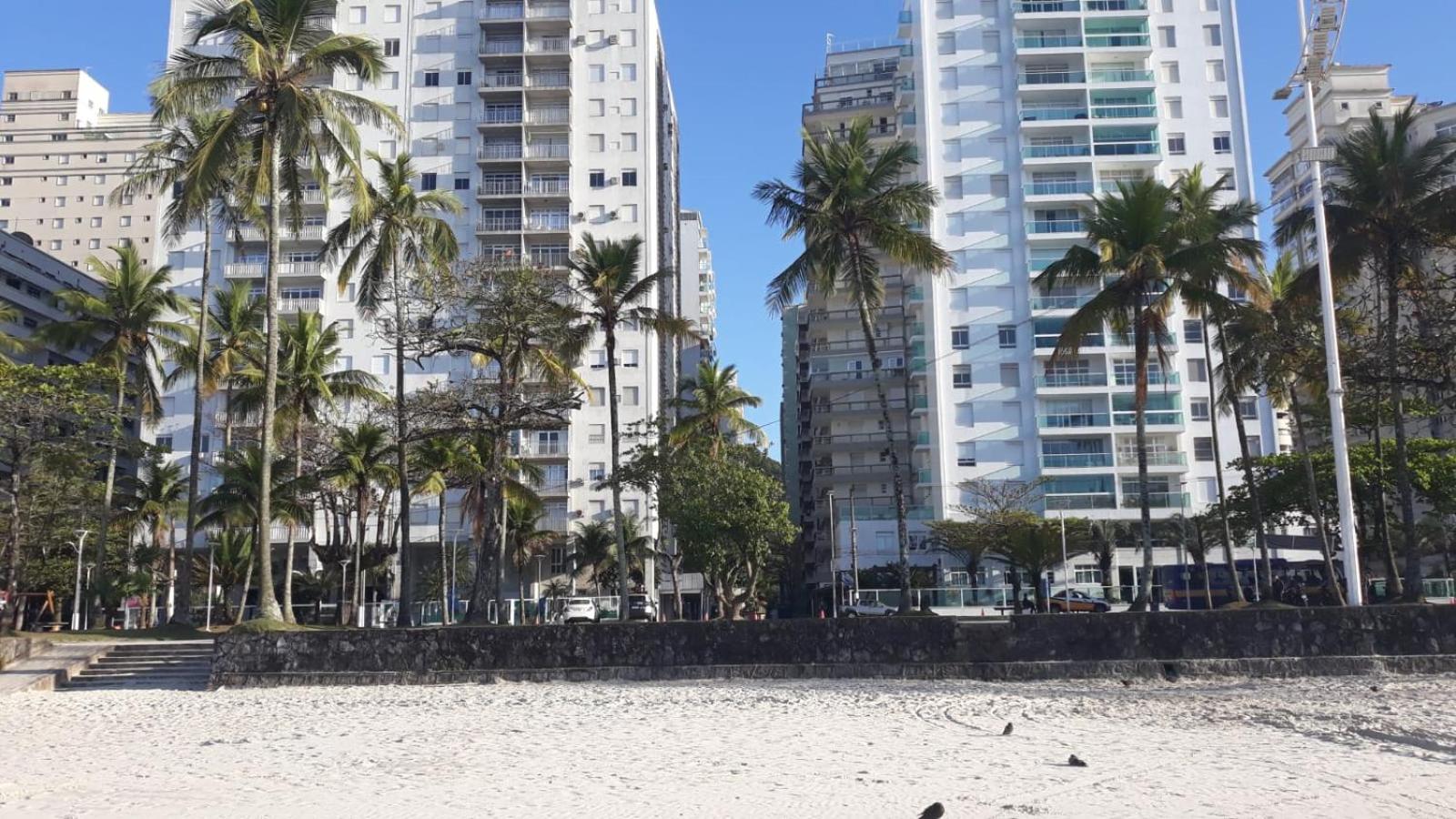 Ótimo apto em Pitangueiras à uma quadra da praia c/ 2 vagas e ar condicionado.