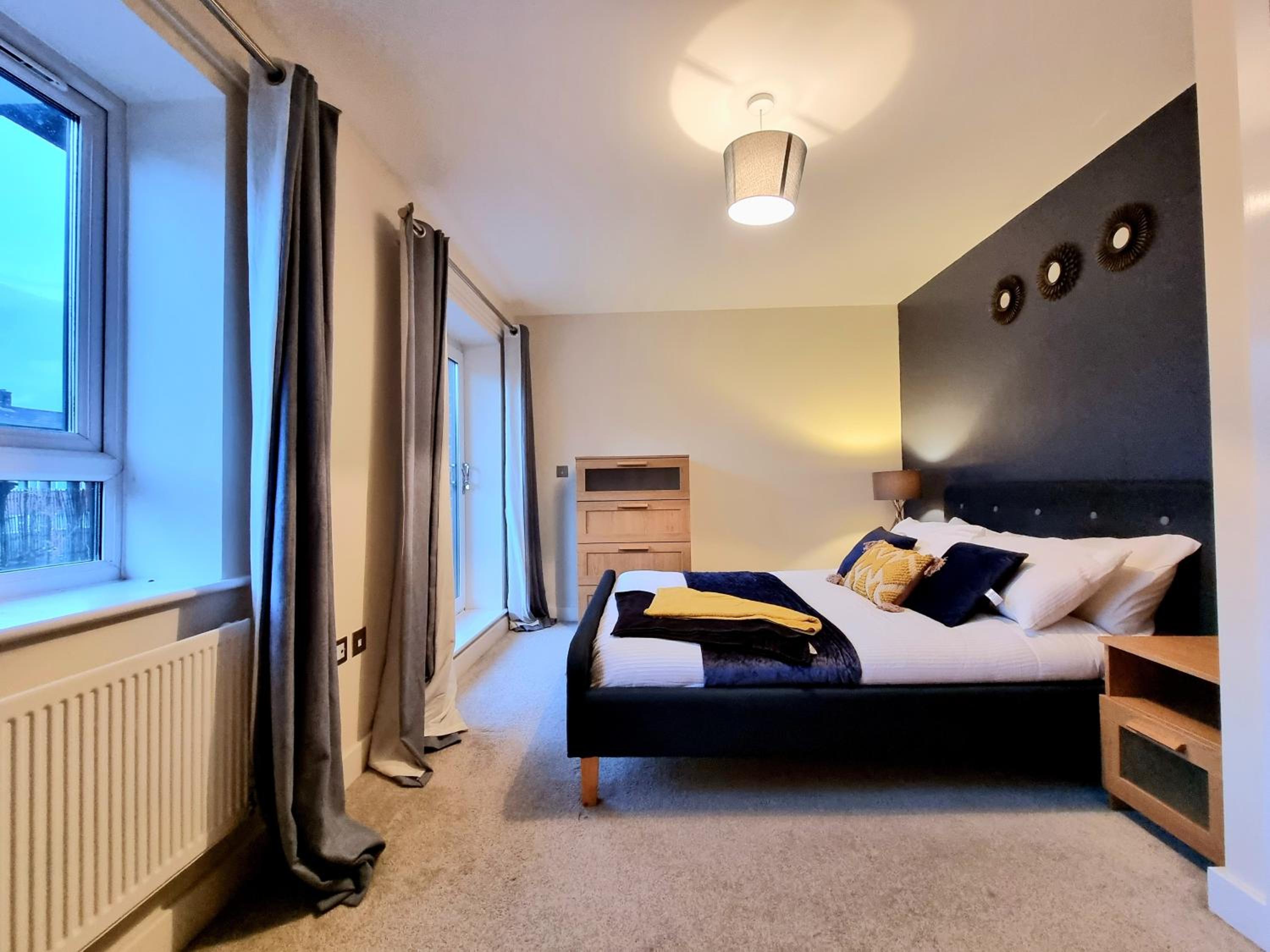Luxury 2-Bedroom Service Apartment with Balcony view 3