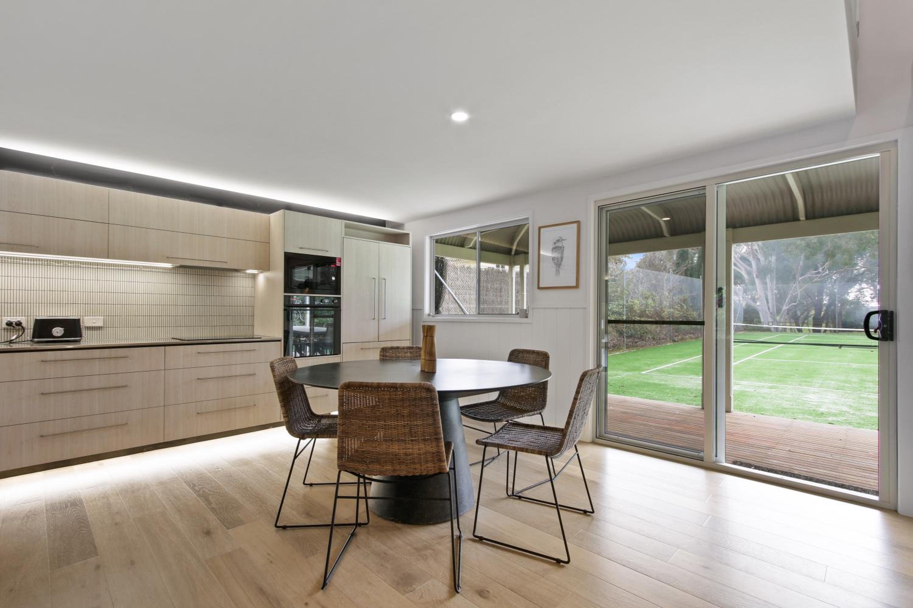 Cliff House Cottage - Modern Metung Retreat