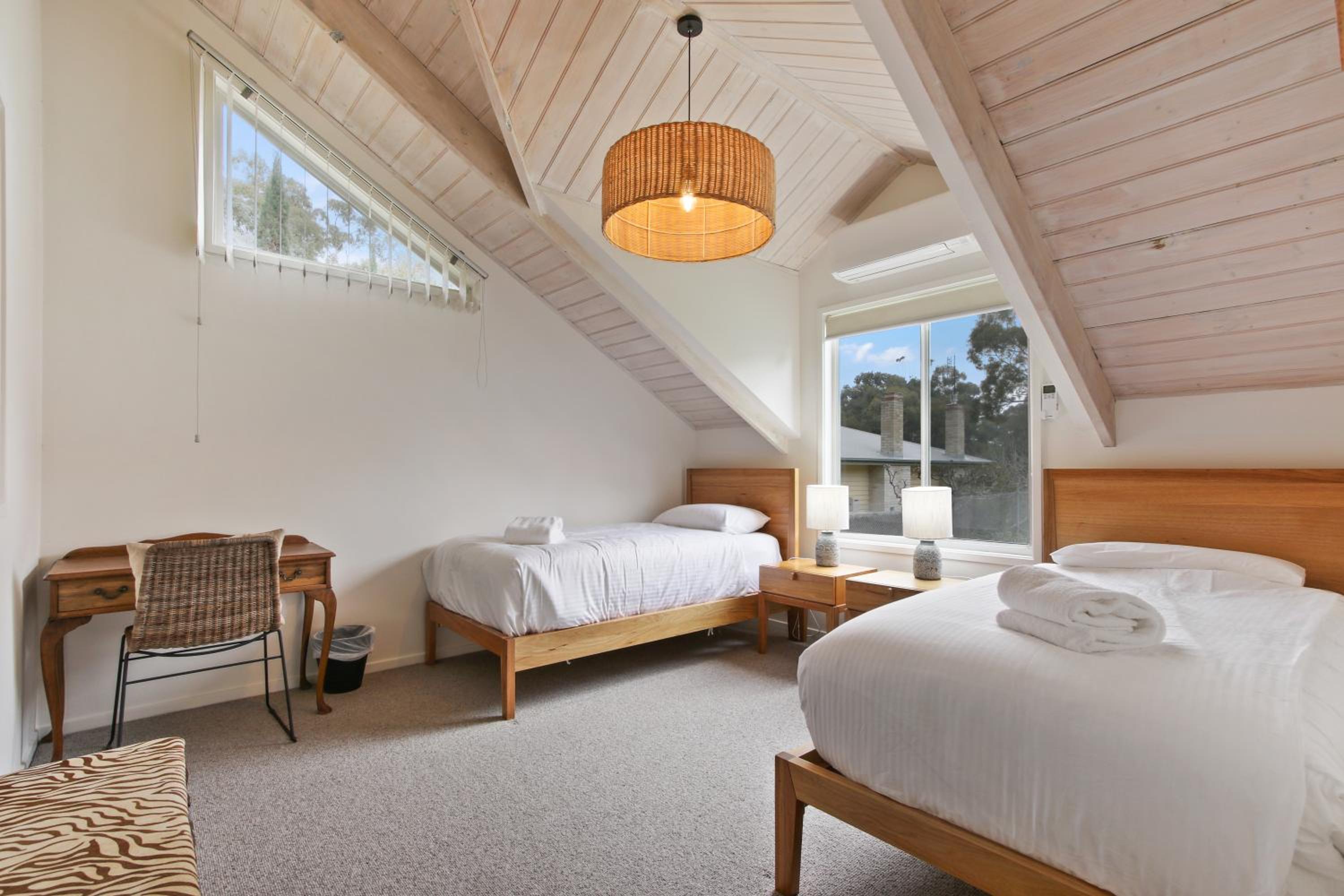 Cliff House Cottage - Modern Metung Retreat