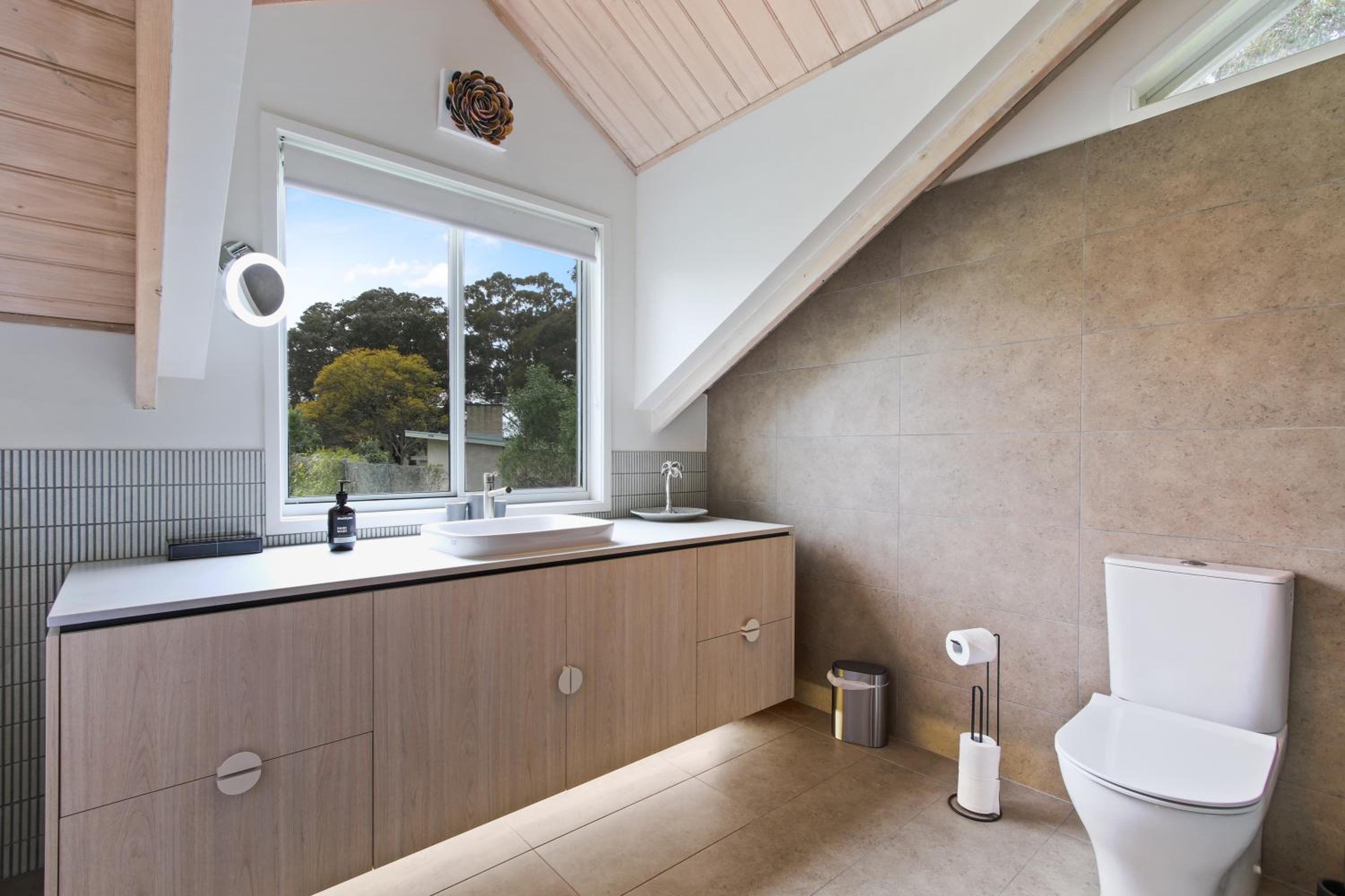 Cliff House Cottage - Modern Metung Retreat
