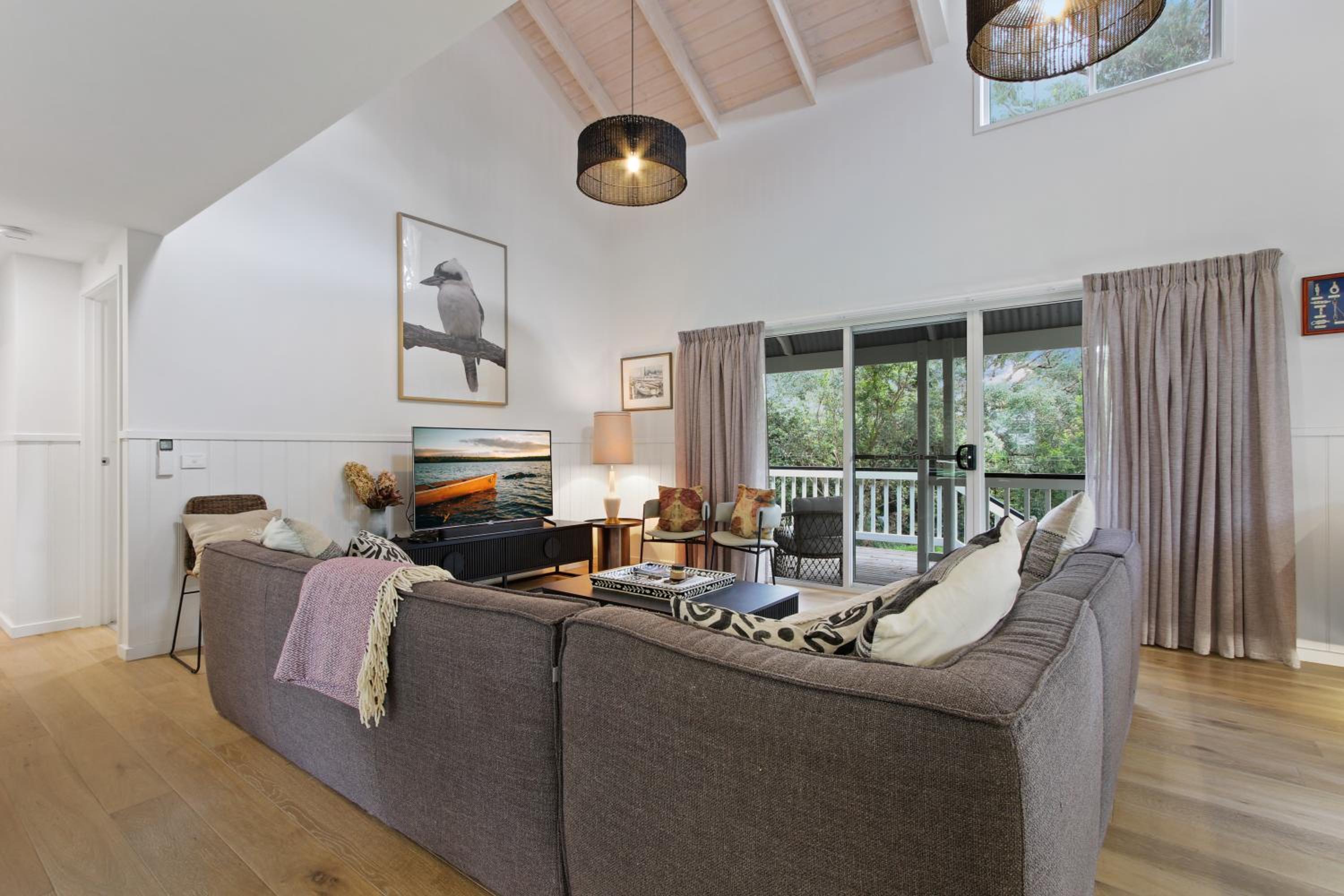 Cliff House Cottage - Modern Metung Retreat