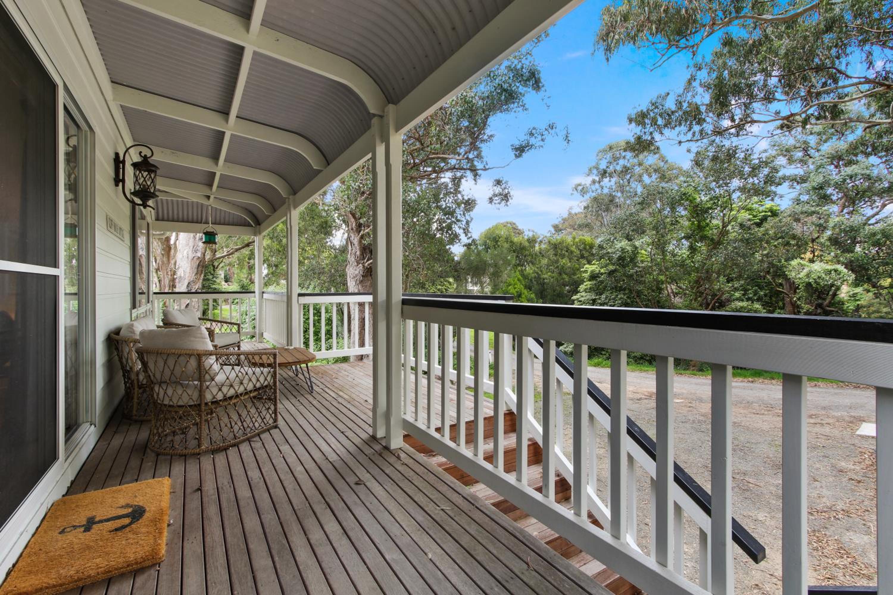 Cliff House Cottage - Modern Metung Retreat
