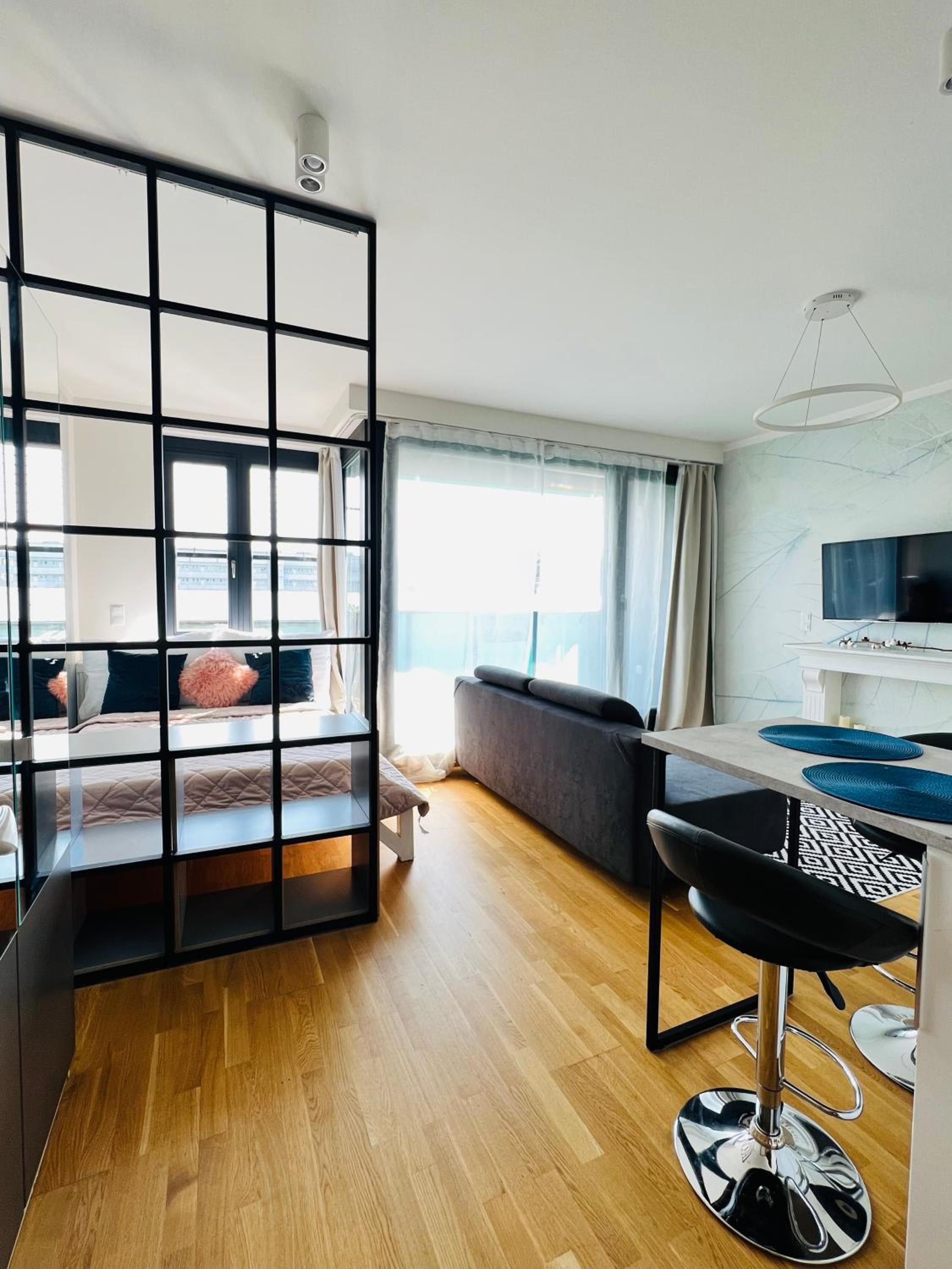 White Pearl Studio with parking in Holešovice