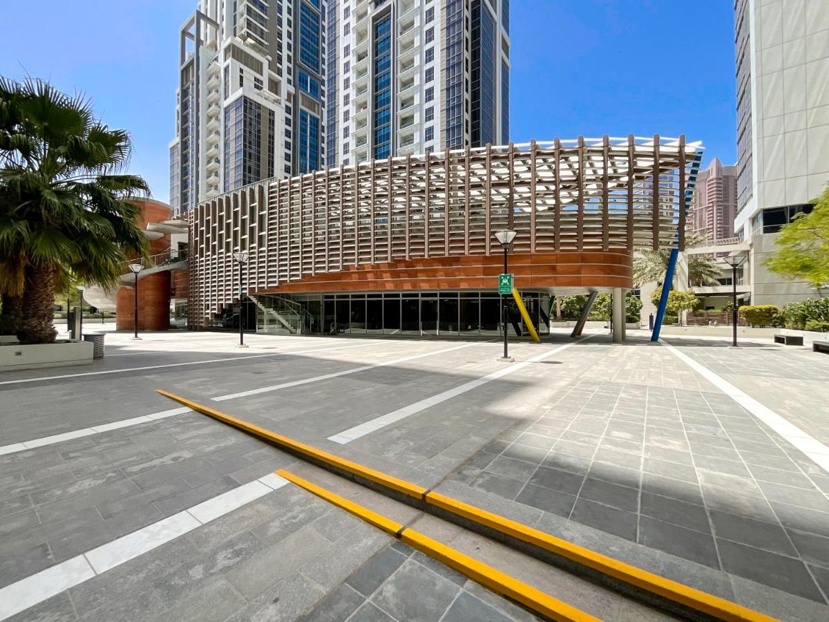 HiGuests - Roomy Apt With Infinity Pool Close to Burj Khalifa