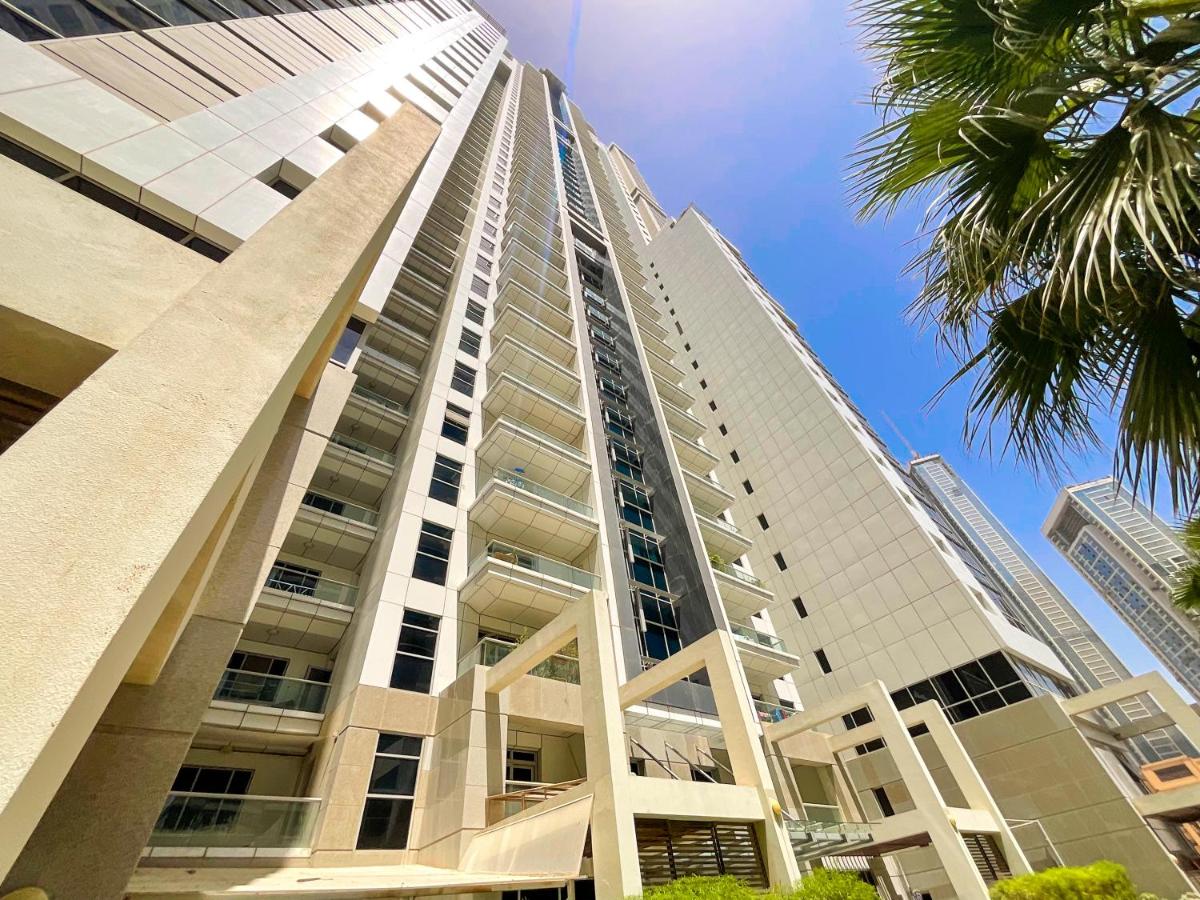 HiGuests - Roomy Apt With Infinity Pool Close to Burj Khalifa