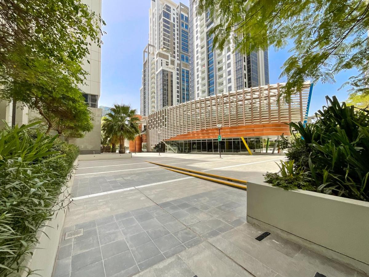 HiGuests - Roomy Apt With Infinity Pool Close to Burj Khalifa