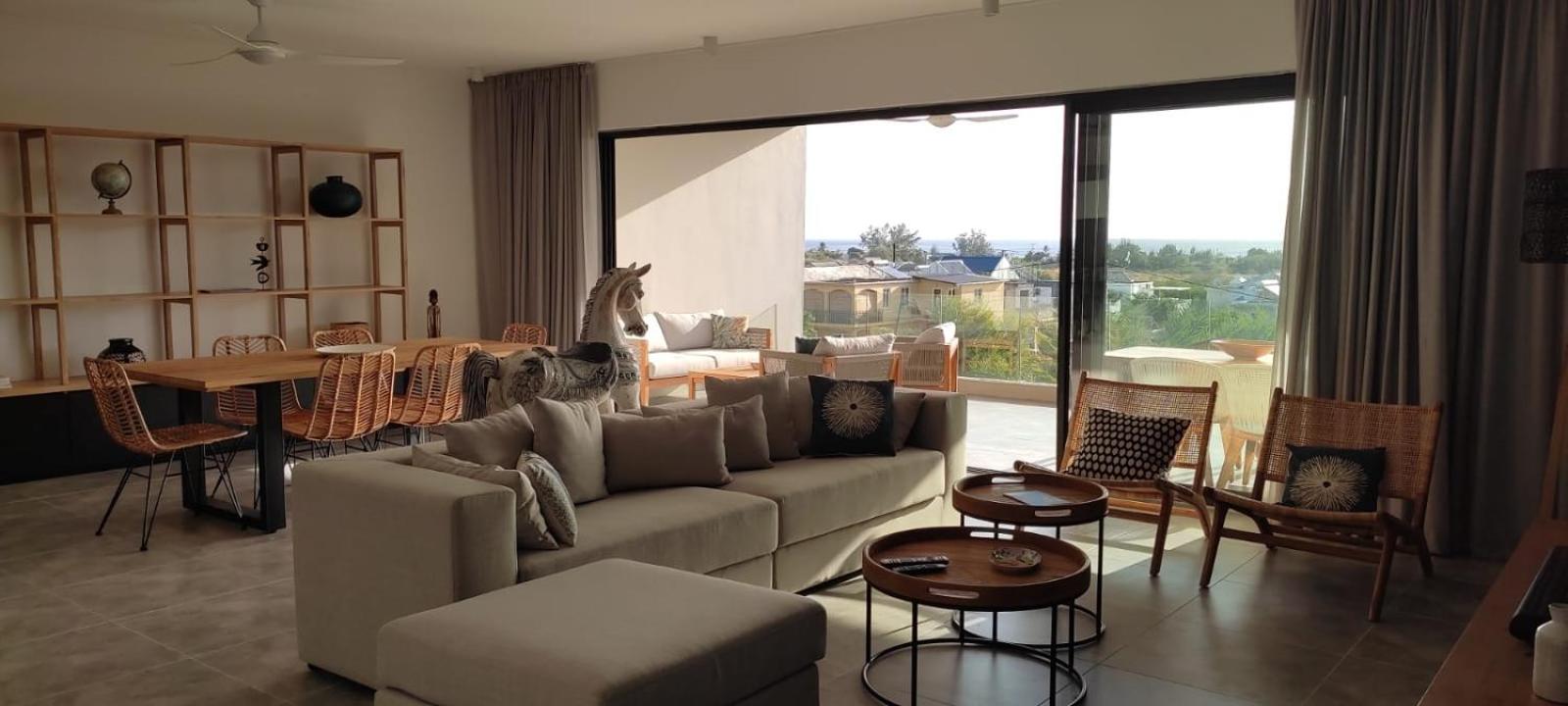 Superbe appartement avec vue mer et montagnes.
