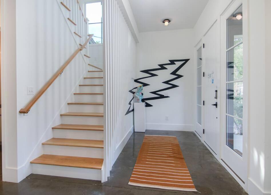 Music Manor, 3-King Beds w Pool,mins to Beach&D view 4