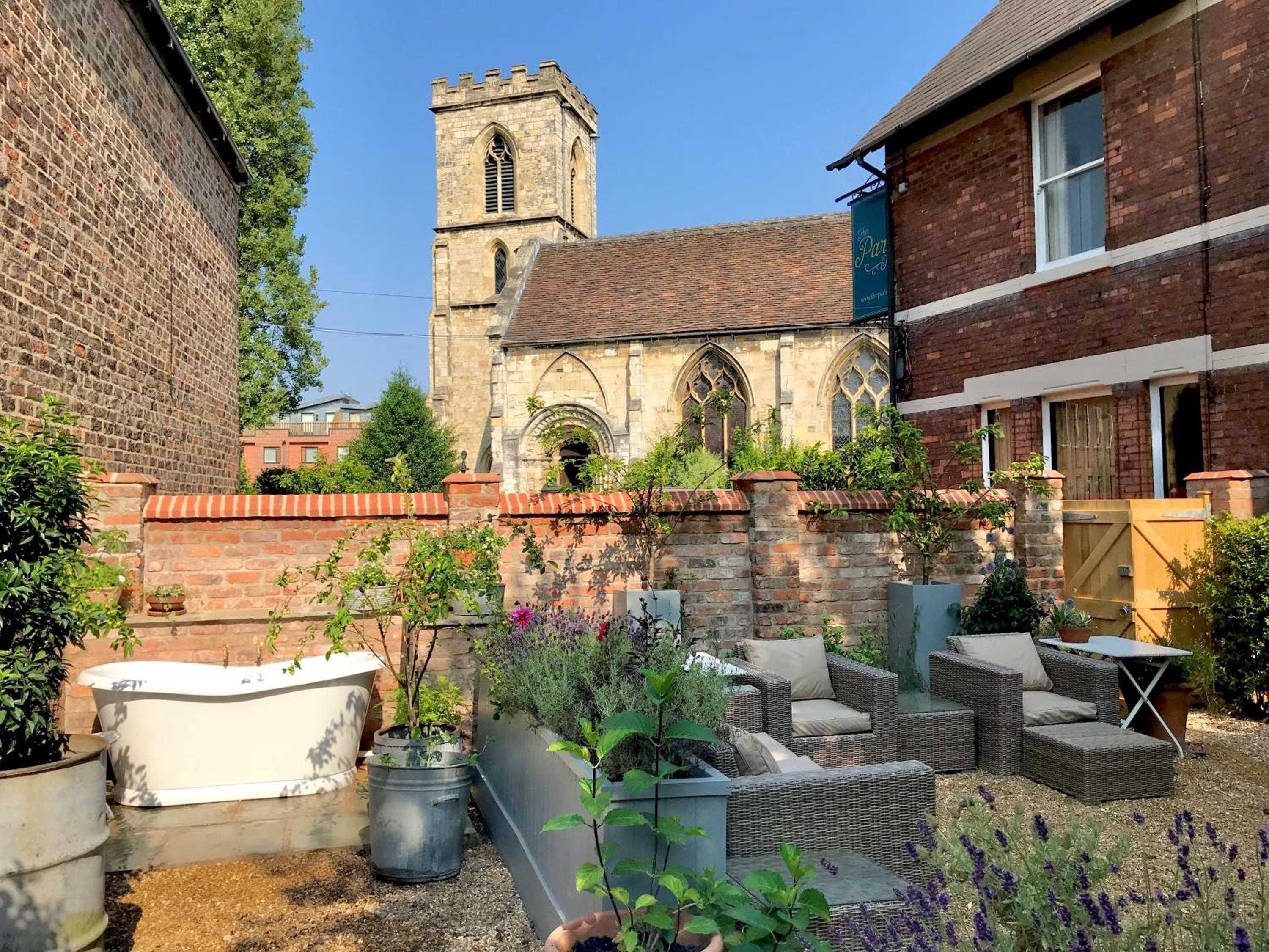 City Centre Luxury Holiday House with Outdoor Bath and Parking view 2