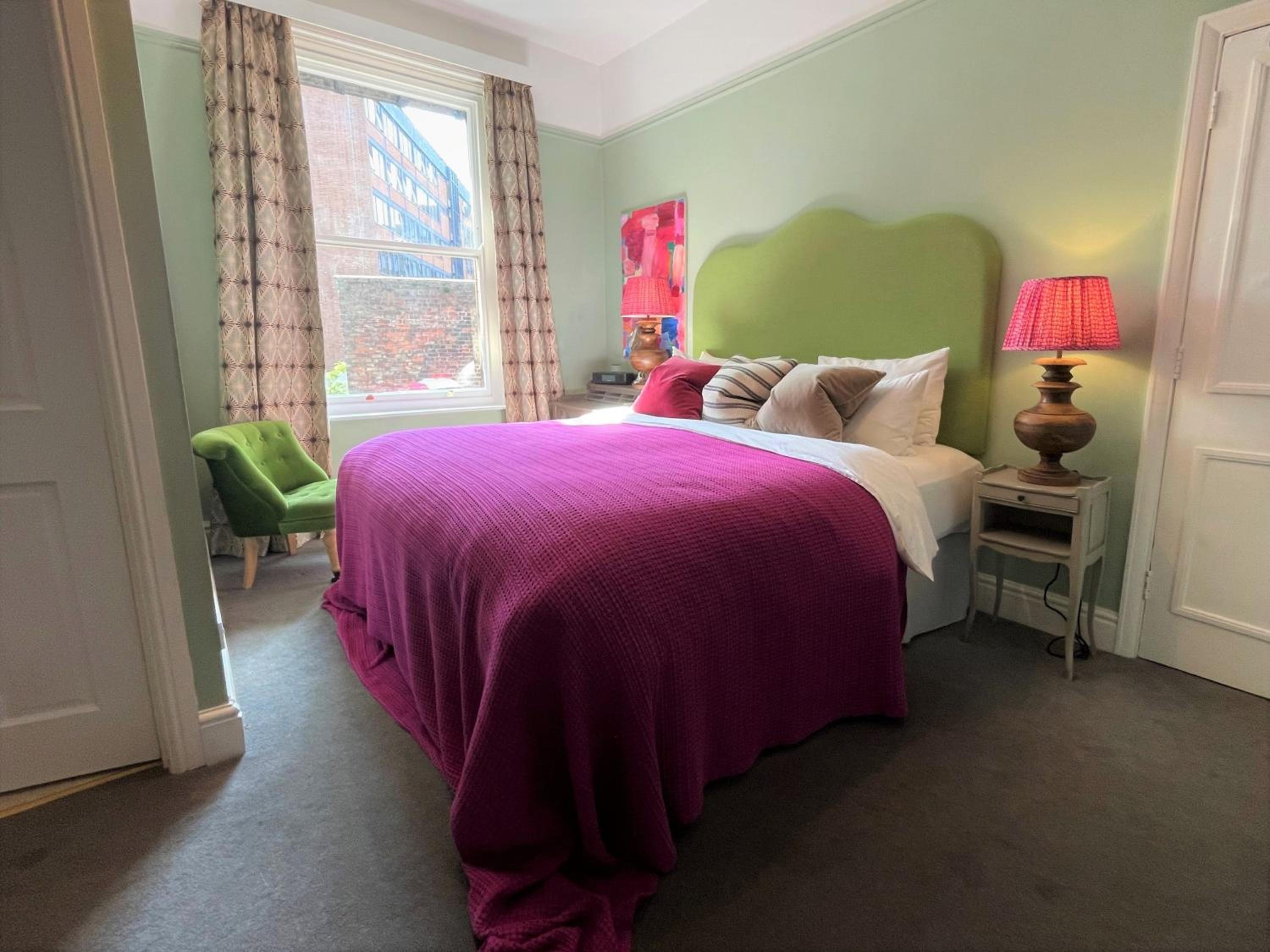 City Centre Luxury Holiday House with Outdoor Bath and Parking view 5