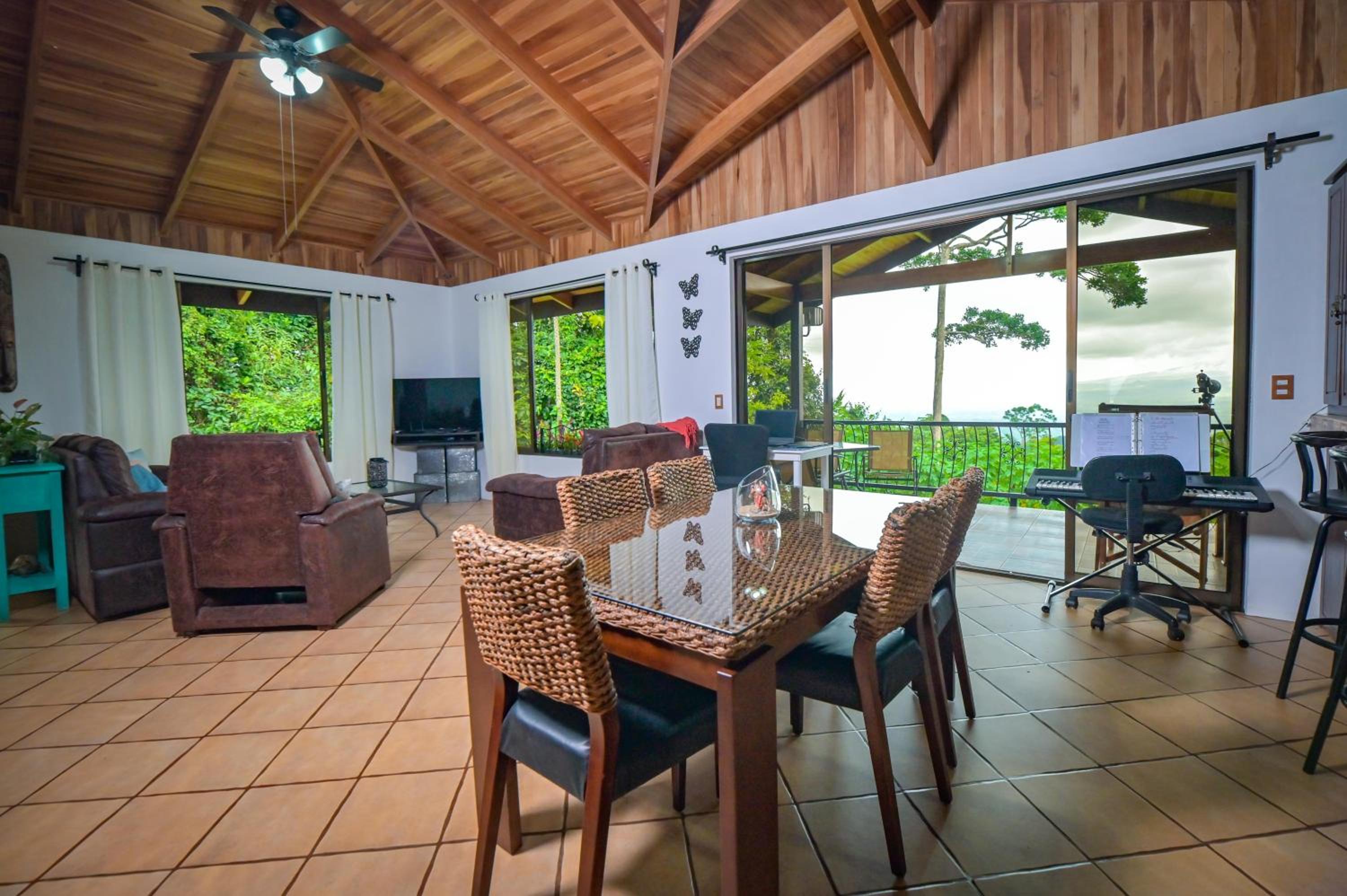 Bromelia House