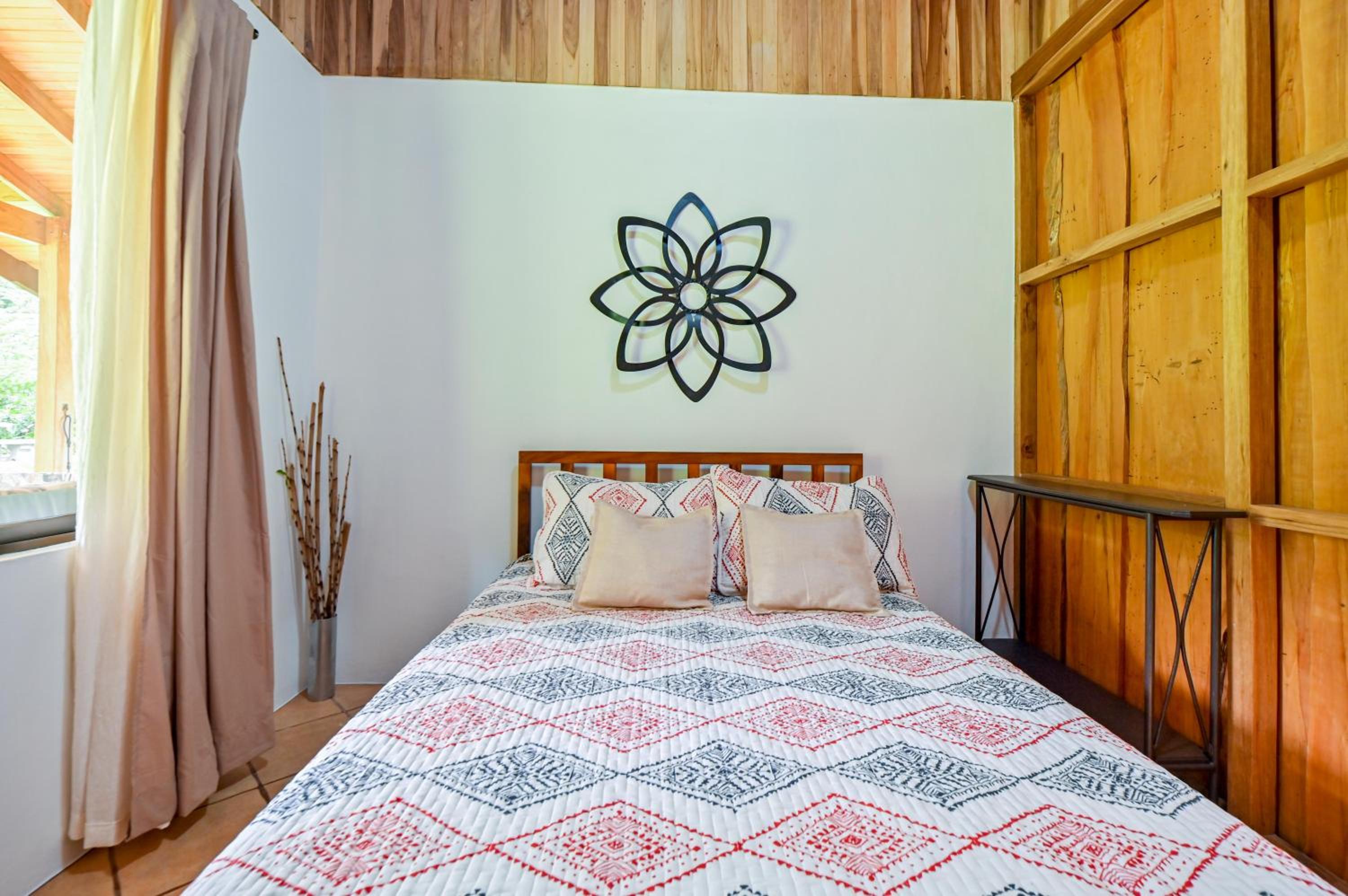 Bromelia House