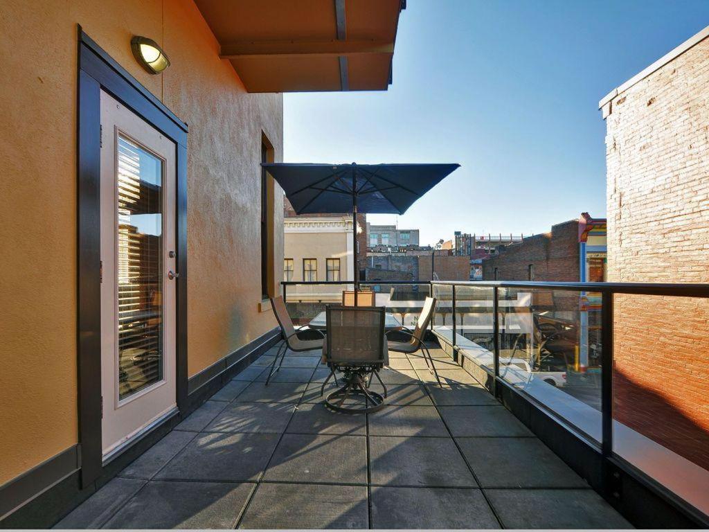 Gorgeous Luxury 2 Bedroom 2 Bath Condo In Old Town Victoria