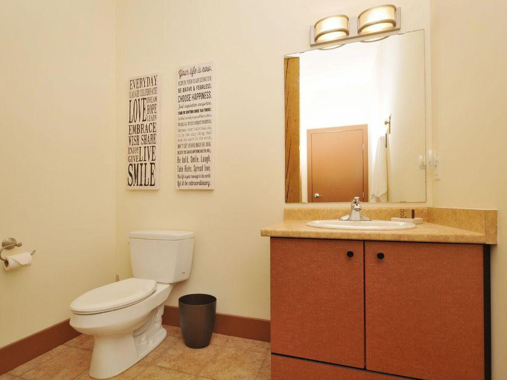 Gorgeous Luxury 2 Bedroom 2 Bath Condo In Old Town Victoria