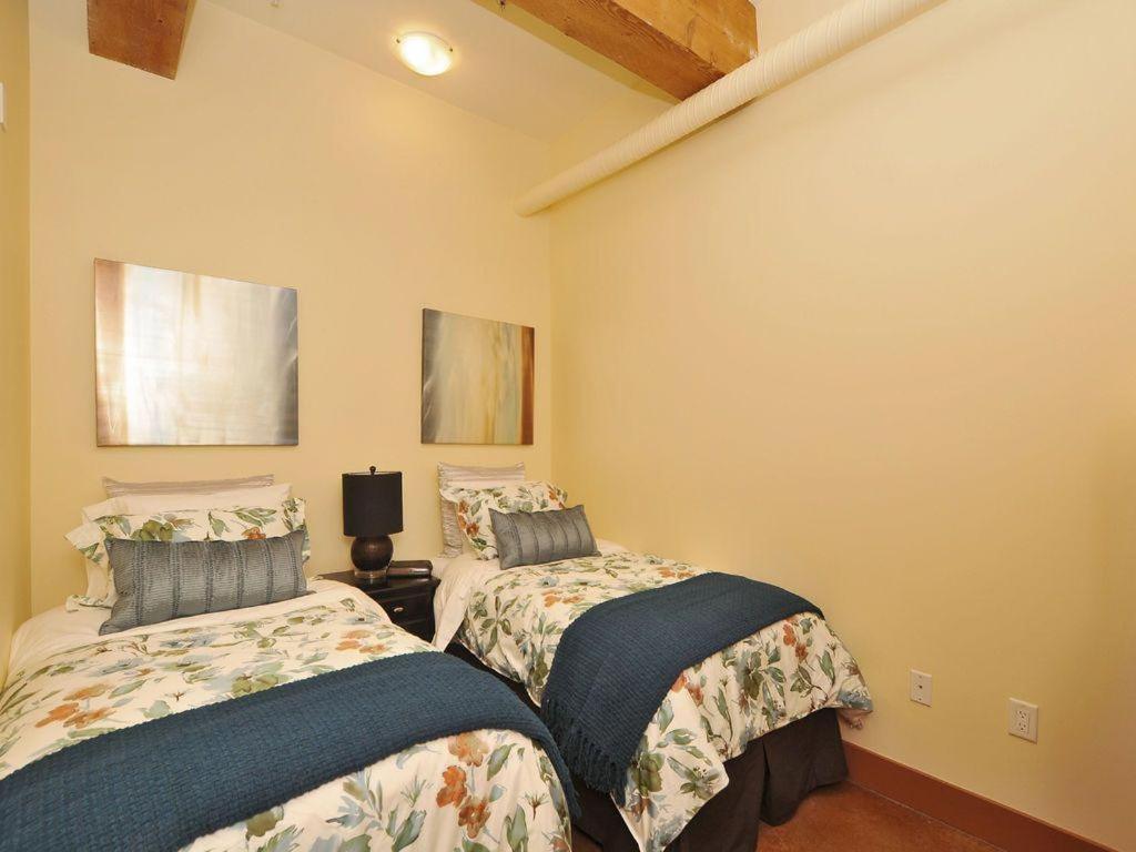 Gorgeous Luxury 2 Bedroom 2 Bath Condo In Old Town Victoria