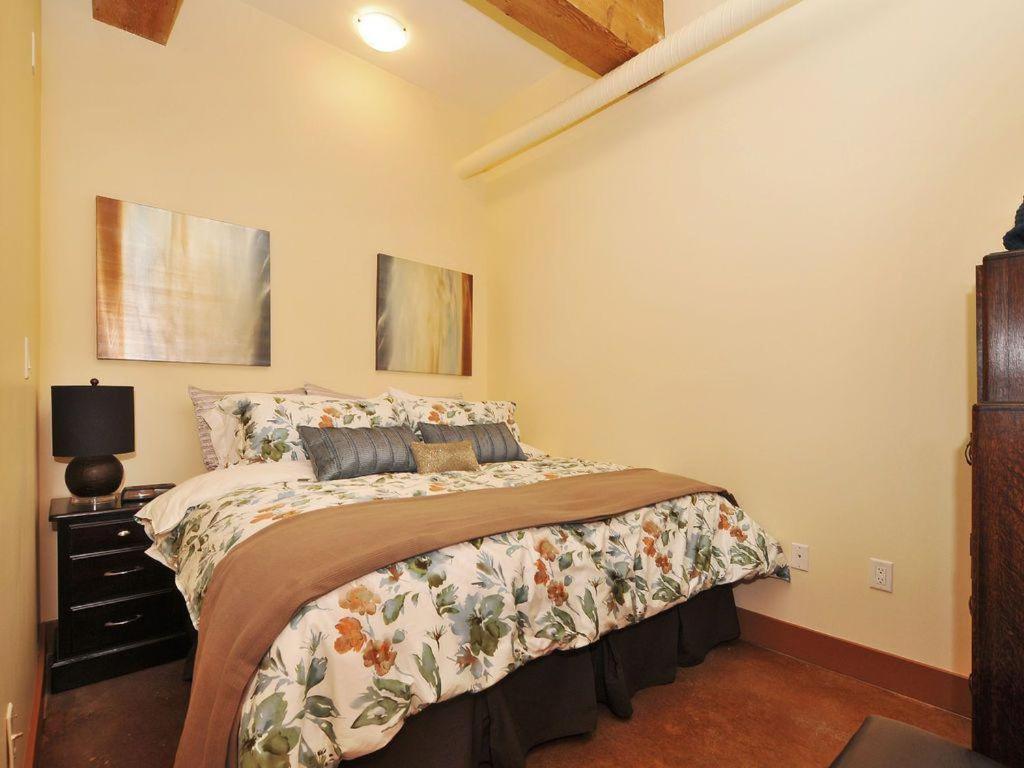 Gorgeous Luxury 2 Bedroom 2 Bath Condo In Old Town Victoria